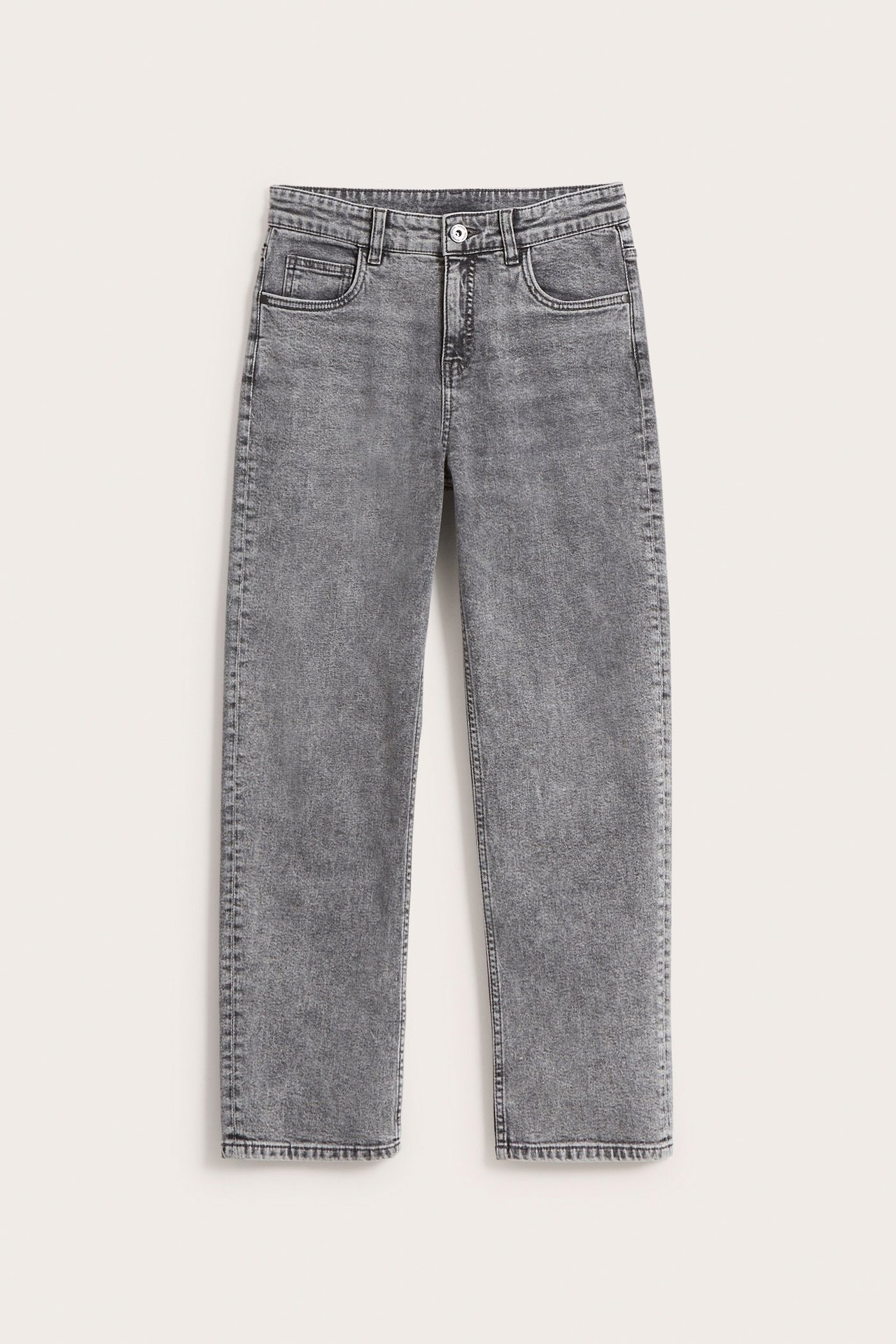 Edestä: harmaat loose-fit mid-waist farkut nappikiinnityksellä ja viidellä taskulla.