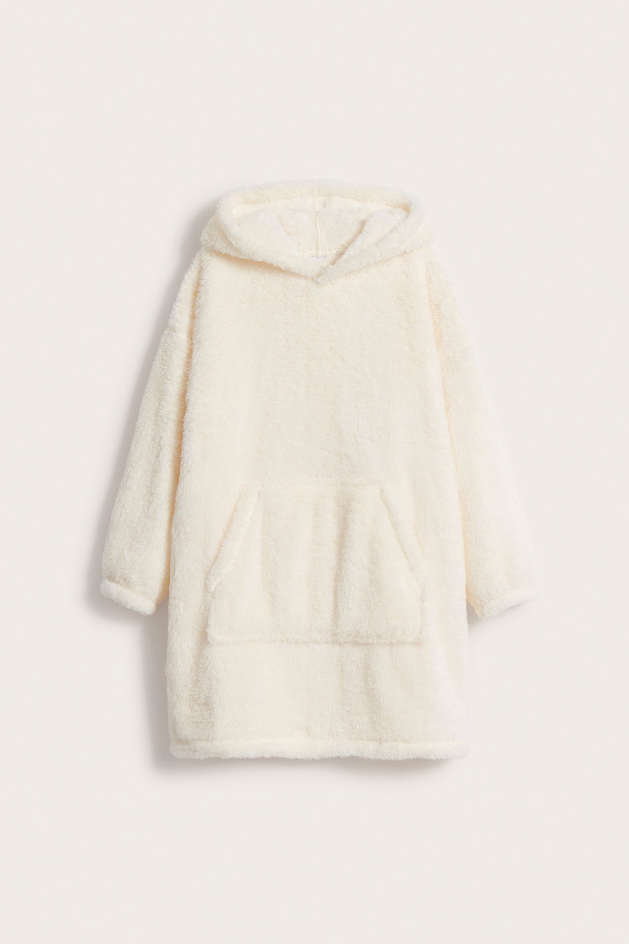 Frontvy av en offwhite oversized fleecehoodie med huva och stor framficka.
