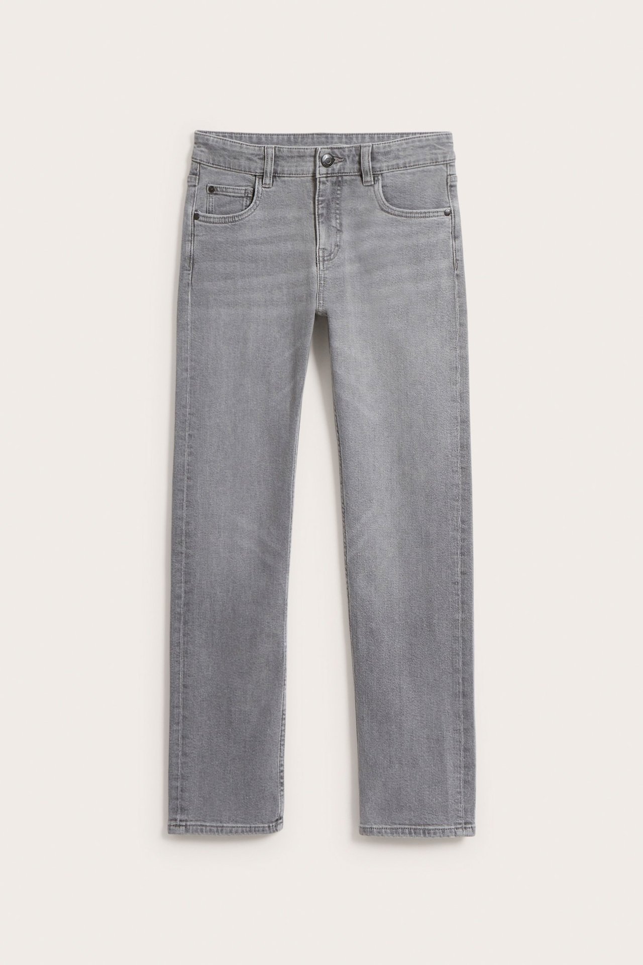 Widok z przodu: szare dżinsy o prostym kroju ze średnim stanem i pięcioma kieszeniami.