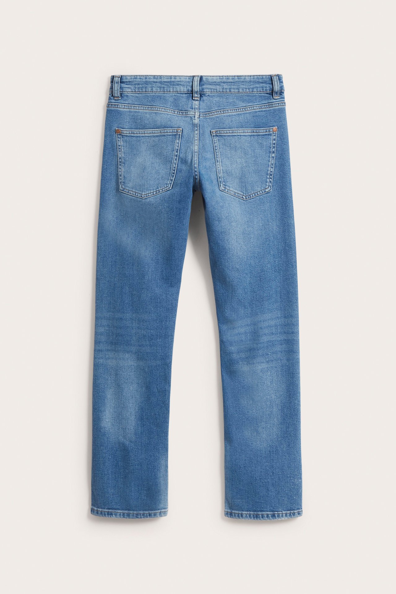 Widok z tyłu: dziecięce proste dżinsy z wysokim stanem, denim, z dwiema tylnymi kieszeniami.