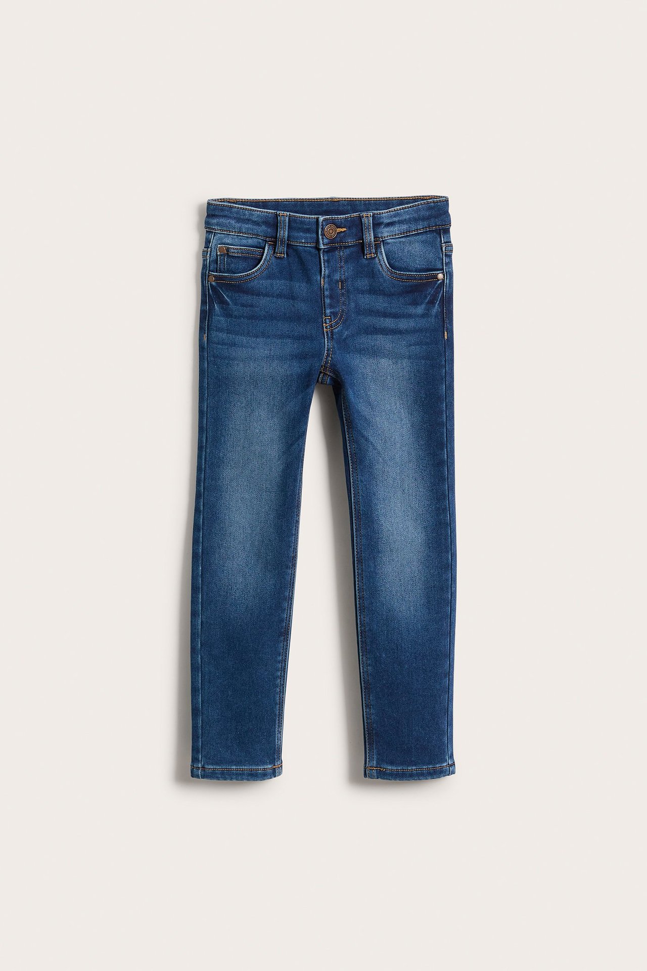 Edestä näkymä lasten sinisistä slim jogger denim -farkuista, joissa on viisi taskua ja nappikiinnitys.