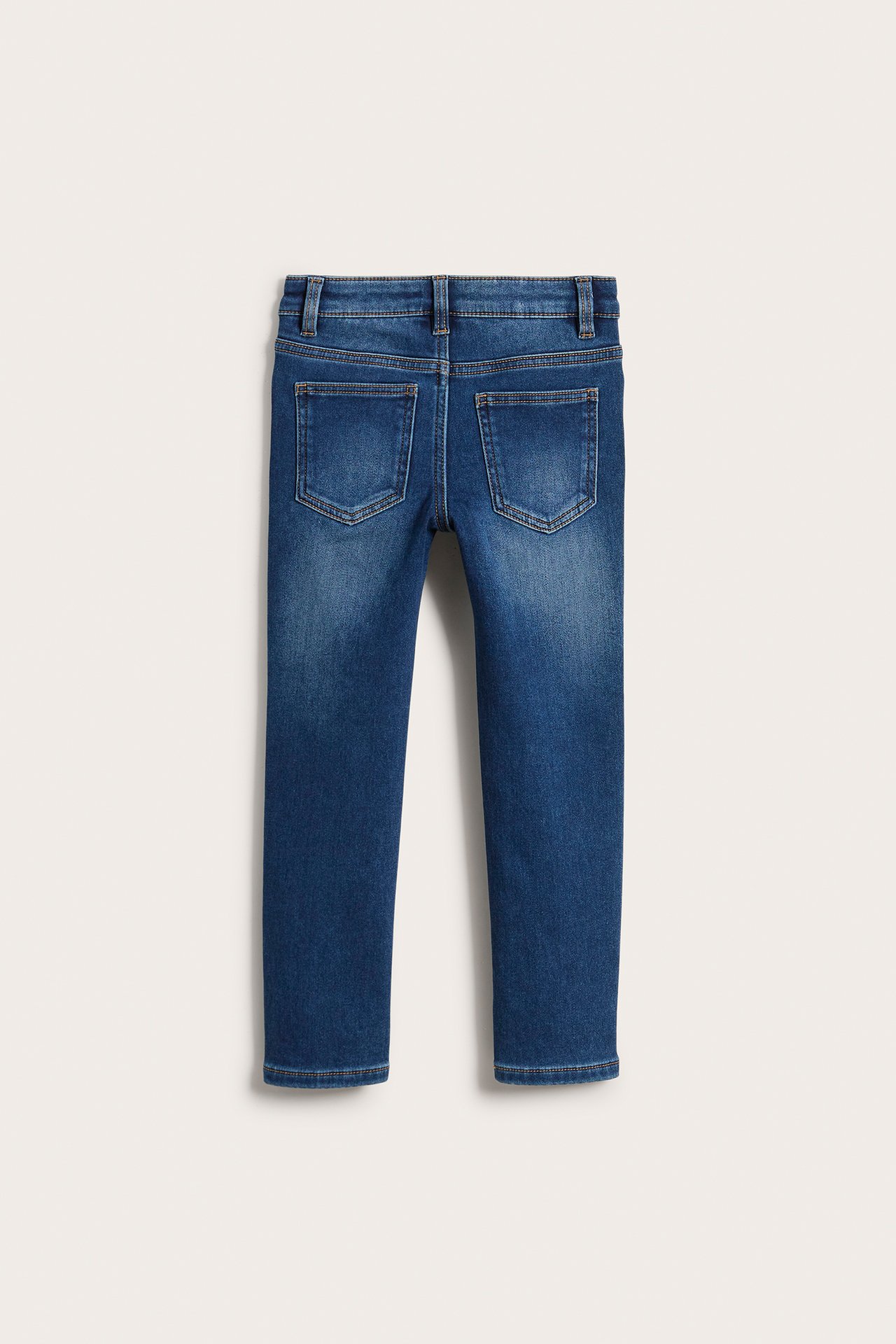 Bakfra: mørkeblå slim joggerdenim jeans for barn med to baklommer.