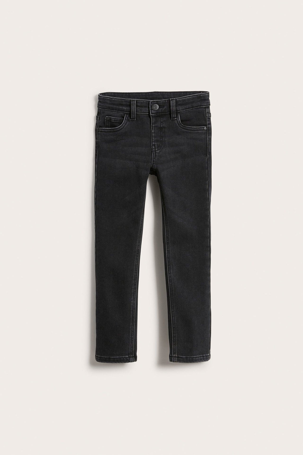 Widok z przodu: czarne dżinsy jogger denim slim-fit dla dzieci, z guzikiem i pięcioma kieszeniami.