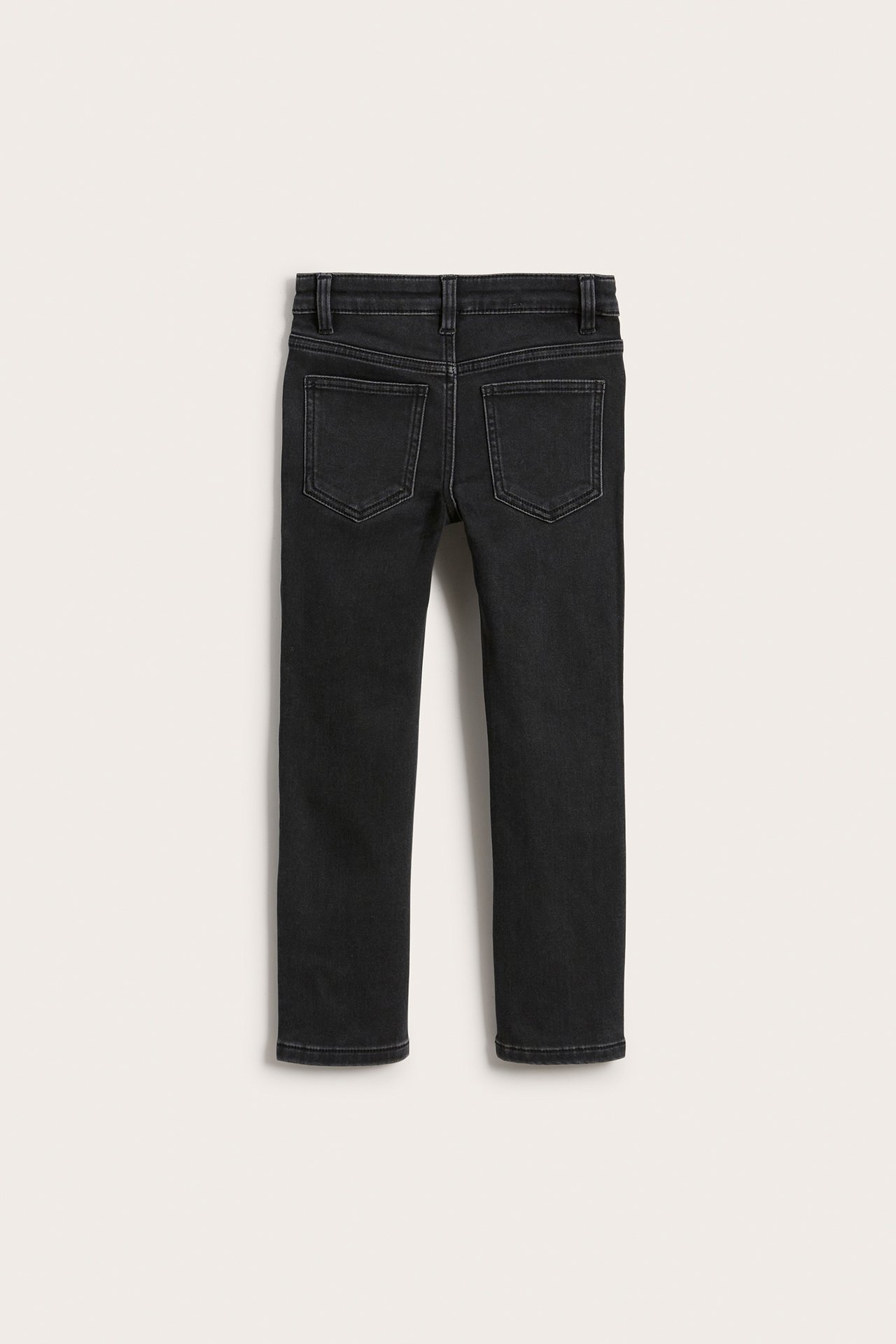 Lasten mustat slim jogger denim -farkut takaa, kahdella takataskulla ja vaaleilla tikkauksilla.