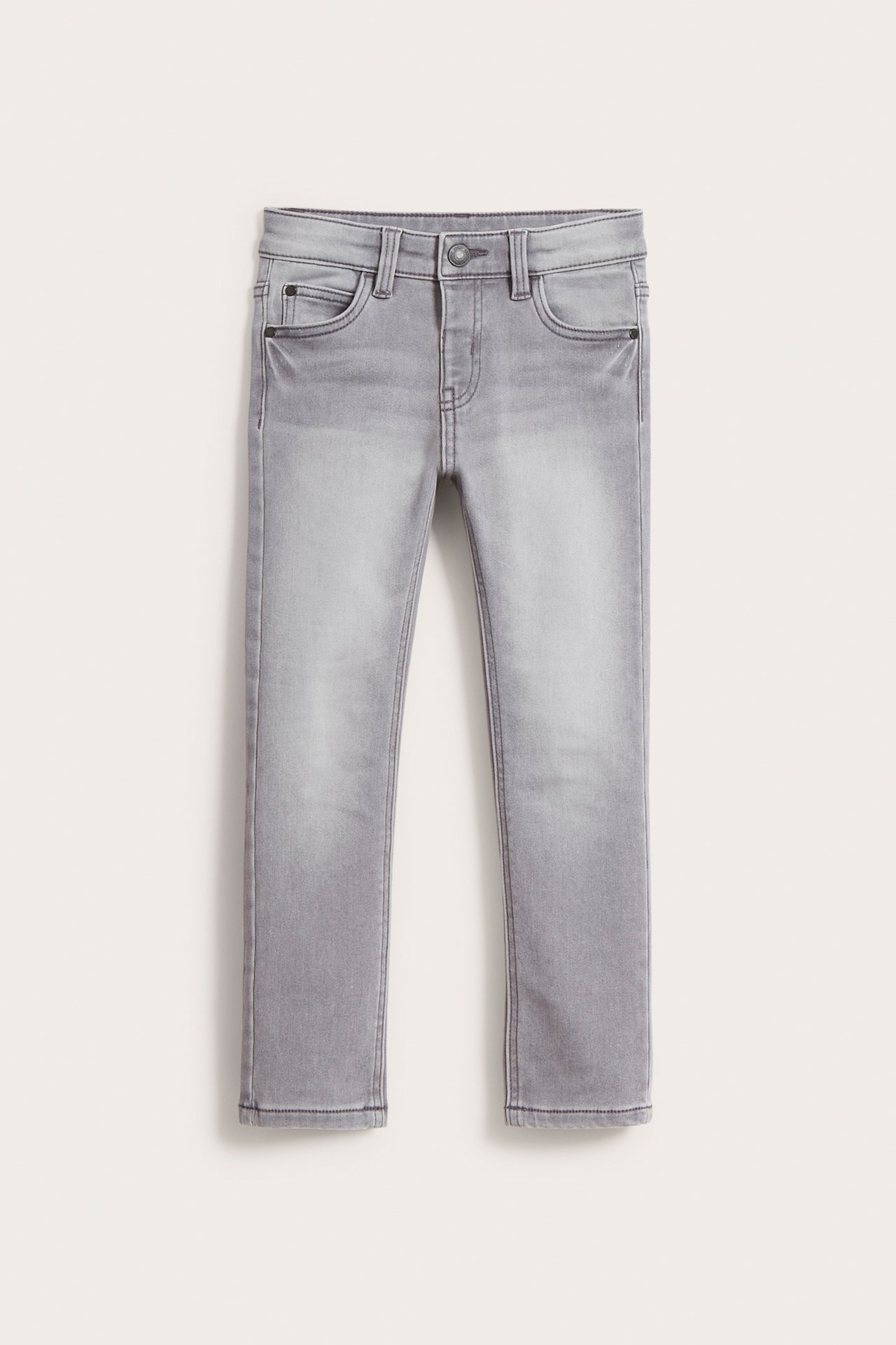 Frontvy av gråa slim jogger denim jeans för barn med knappgylf och framfickor.