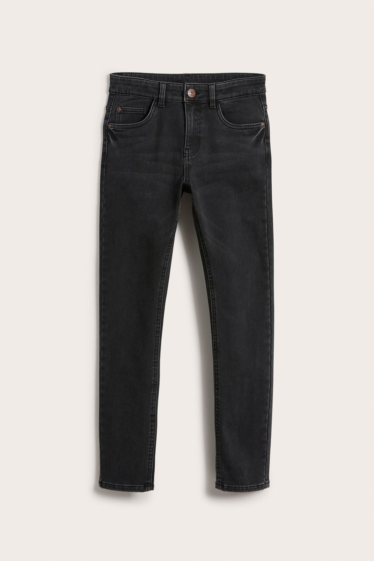 Widok z przodu czarnych dżinsów jogger slim-fit z pięcioma kieszeniami i zapięciem na guzik.
