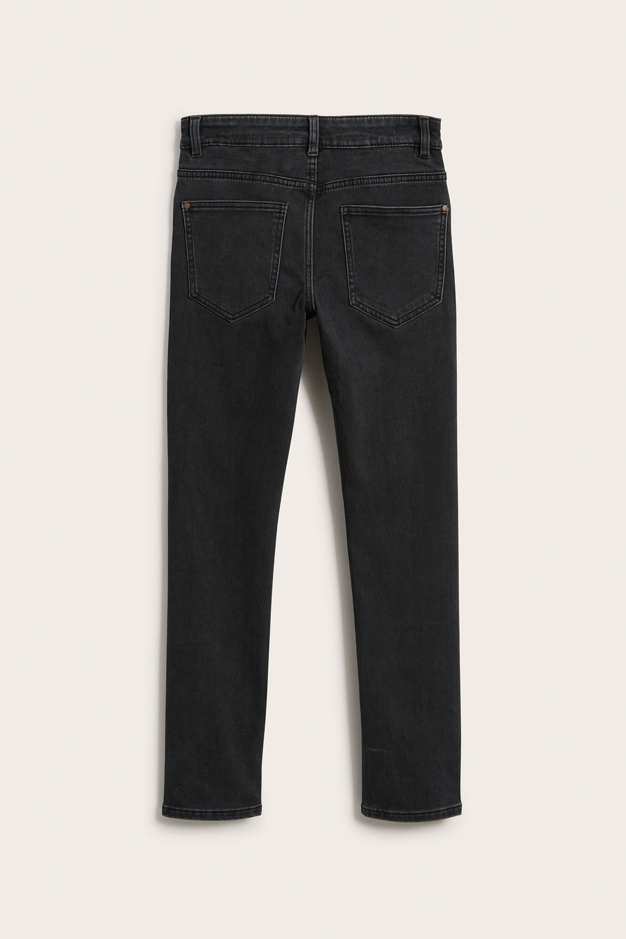 Takaa: mustat slim jogger denimfarkut viidellä taskulla.