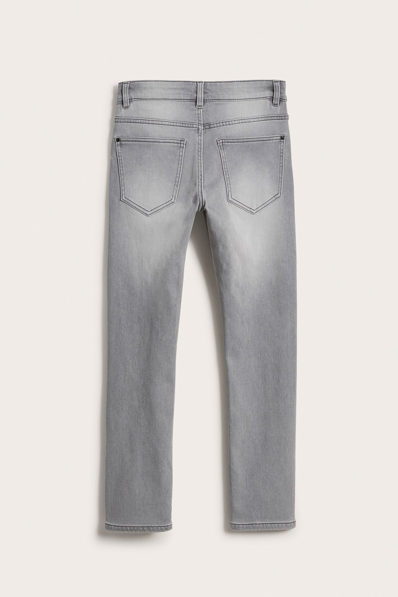 Bakifrån: Barns gråa slim-fit jogger denimjeans med fem fickor.