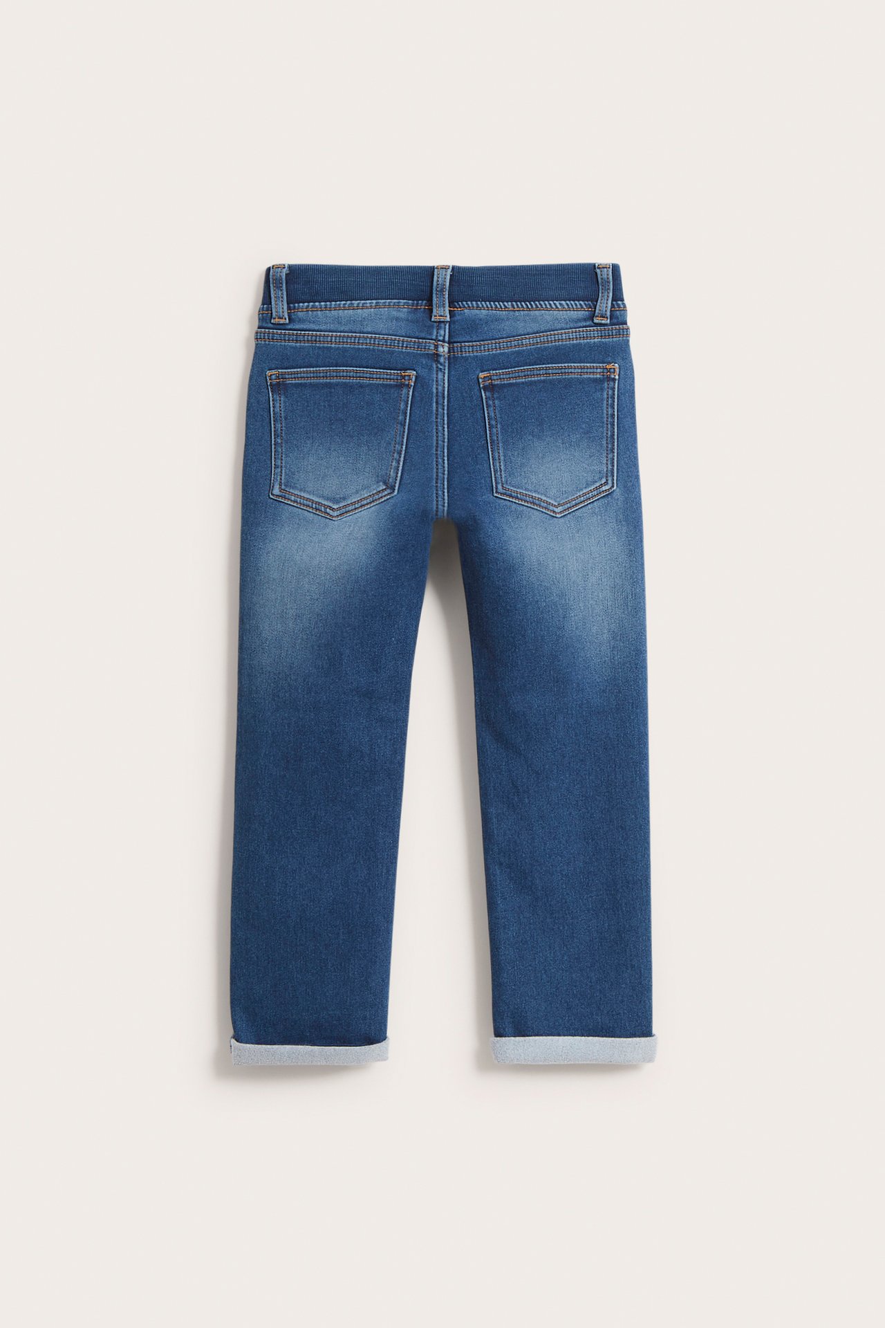 Bakifrån: raka mörkblå joggerjeans för barn med två bakfickor och uppvikta benslut.