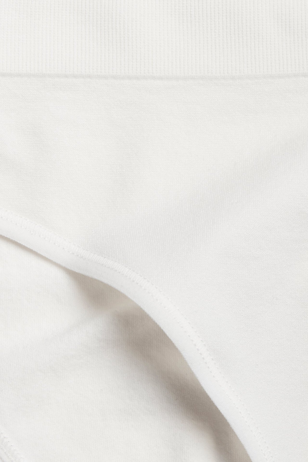 Zbliżenie na białe, jednolite figi z prążkowanym pasem.