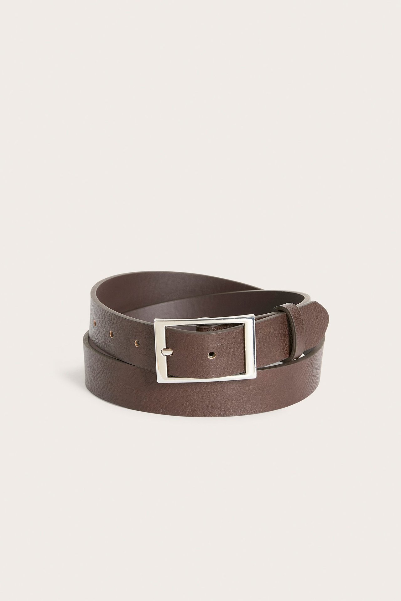 Framifrån, mörkbrunt skärp i läderimitation med rektangulärt silverfärgat metallspänne.