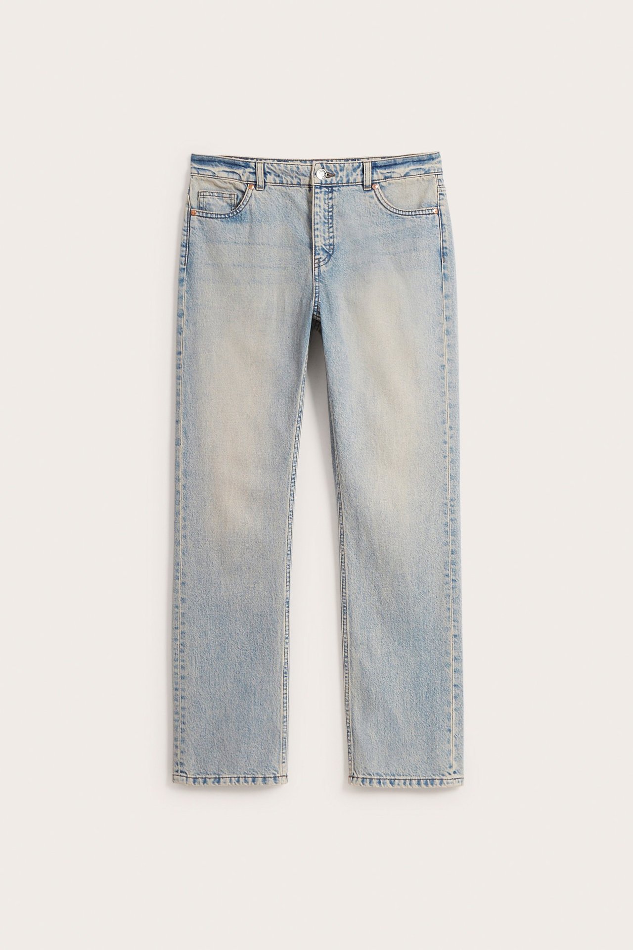 Framifrån, ljusblå, höga, raka jeans i 100% bomullsdenim med blekt look.