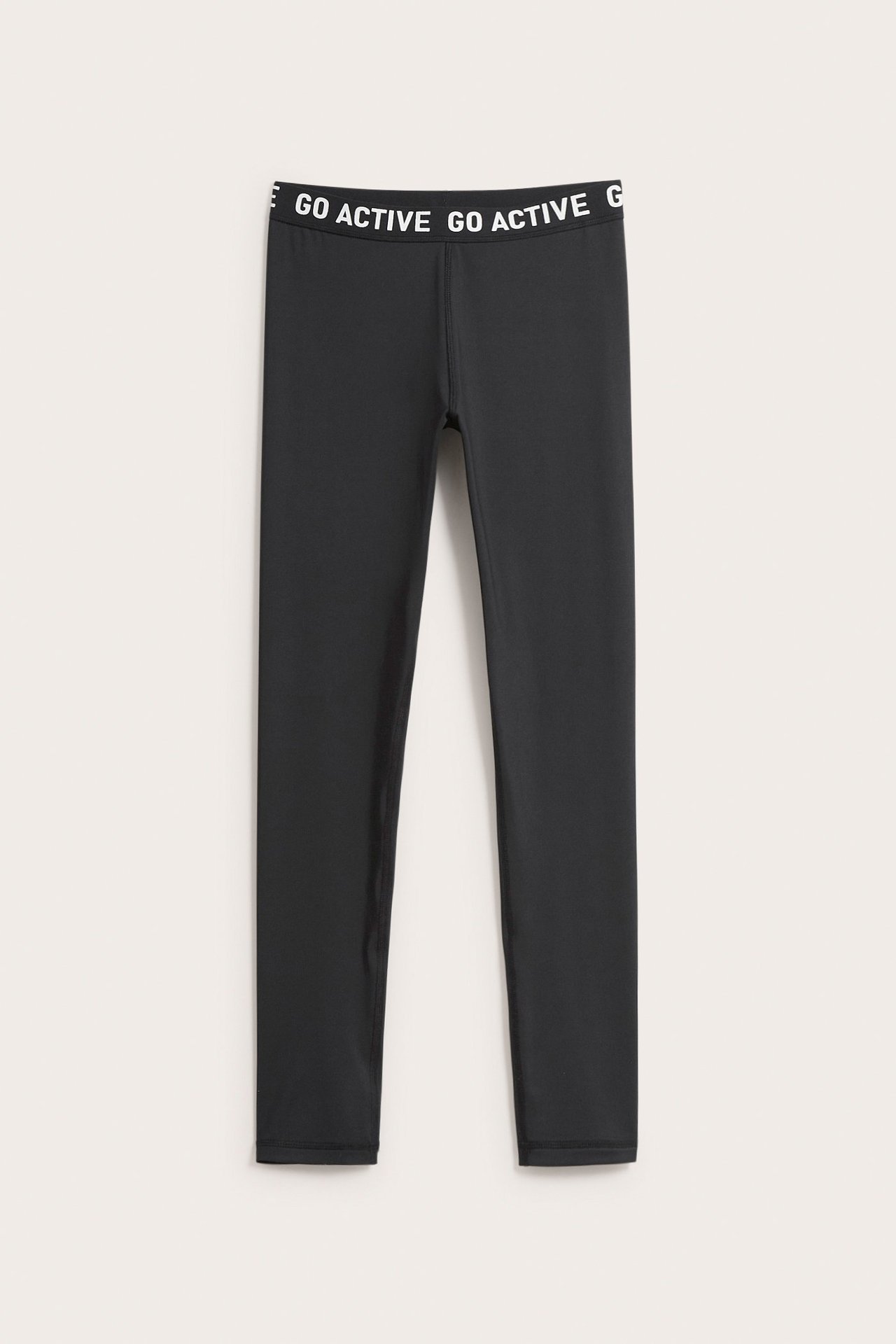 Edestä mustat lasten treenitrikoot, joissa valkoinen 'GO ACTIVE' joustava vyötärönauha.