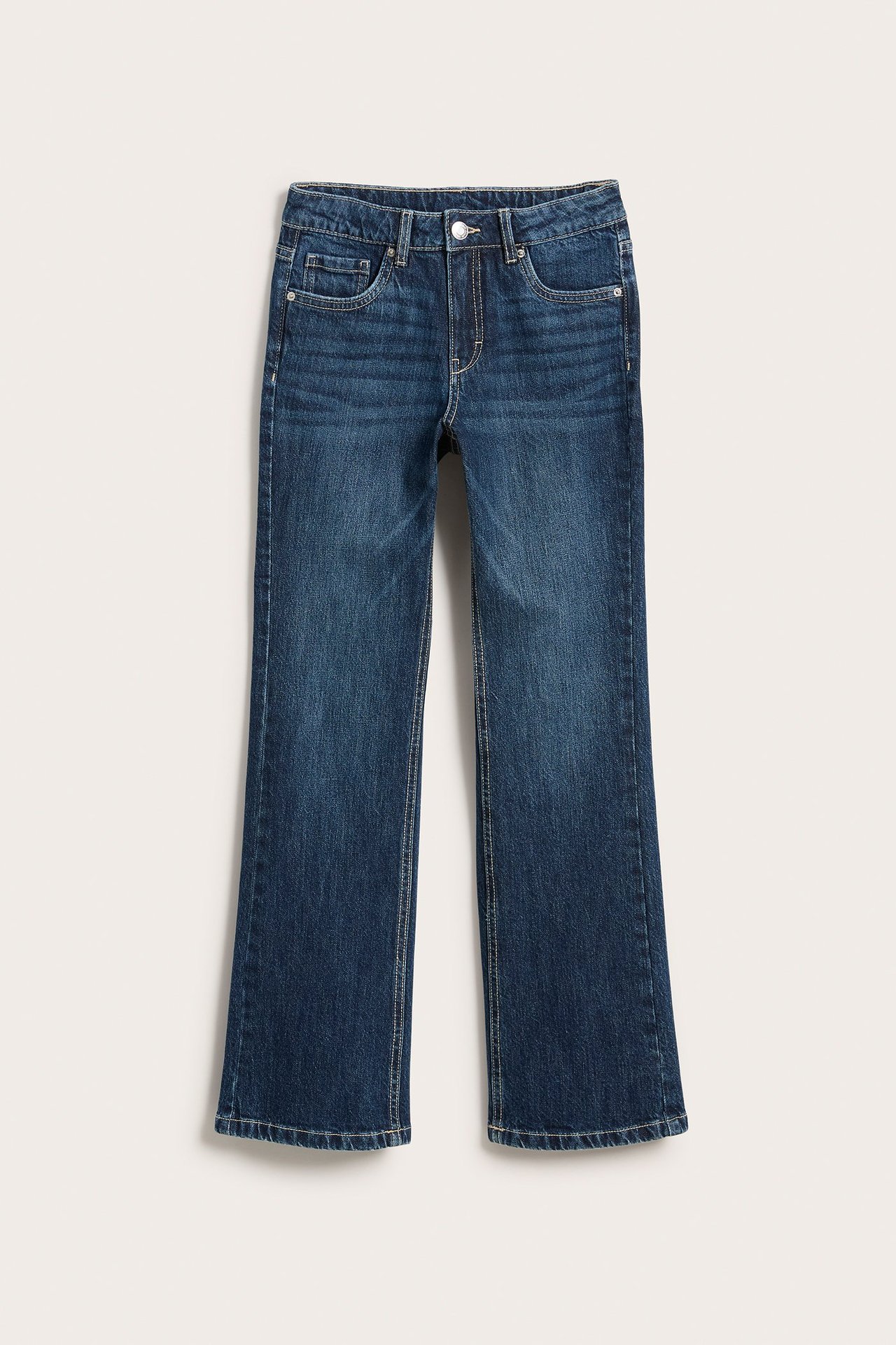 Widok z przodu: ciemnoniebieskie jeansy bootcut, średni stan, przednie kieszenie, zapięcie na guzik.