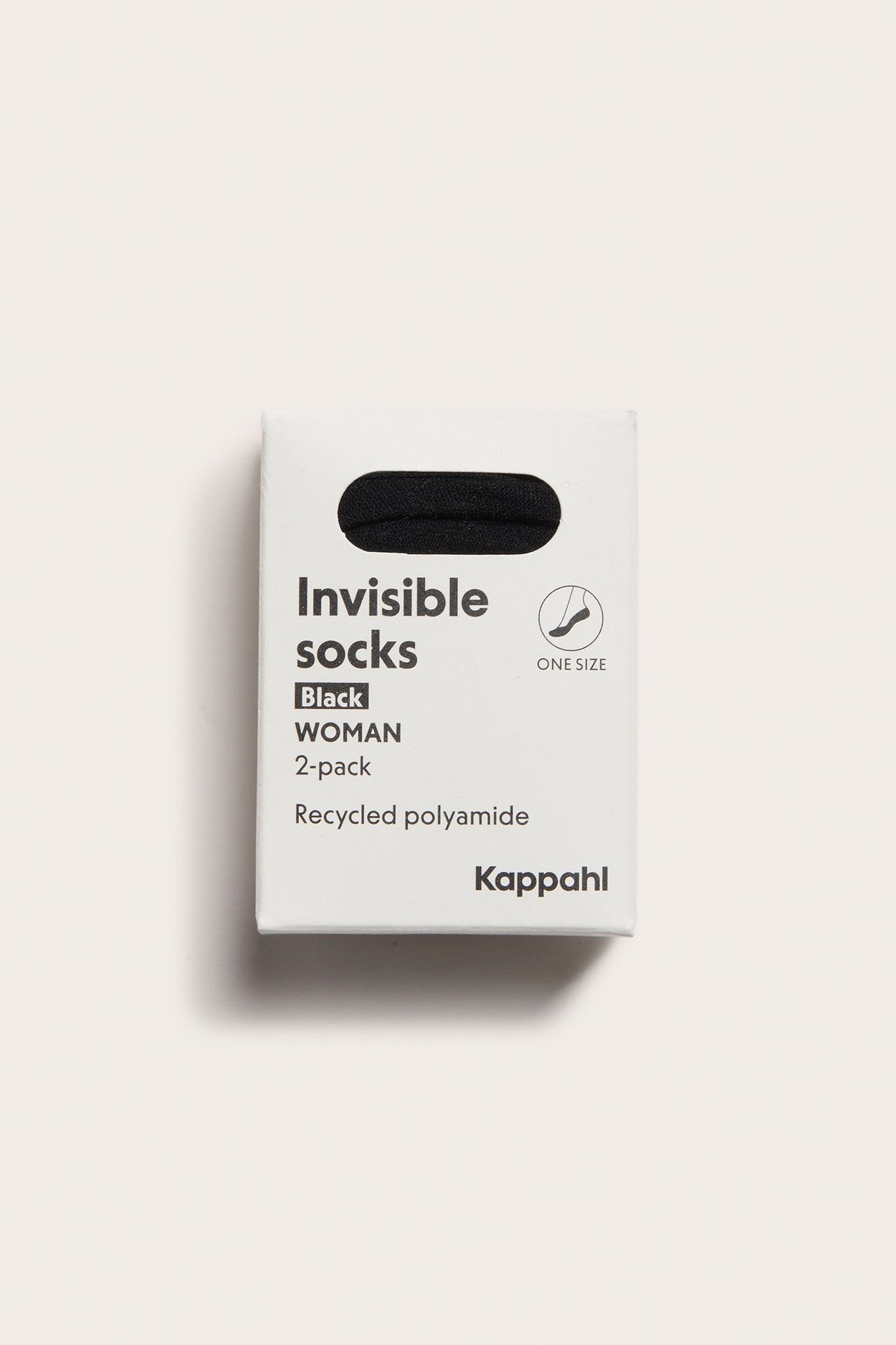 Widok z przodu białego opakowania z 2-pakiem czarnych niewidocznych skarpetek damskich.