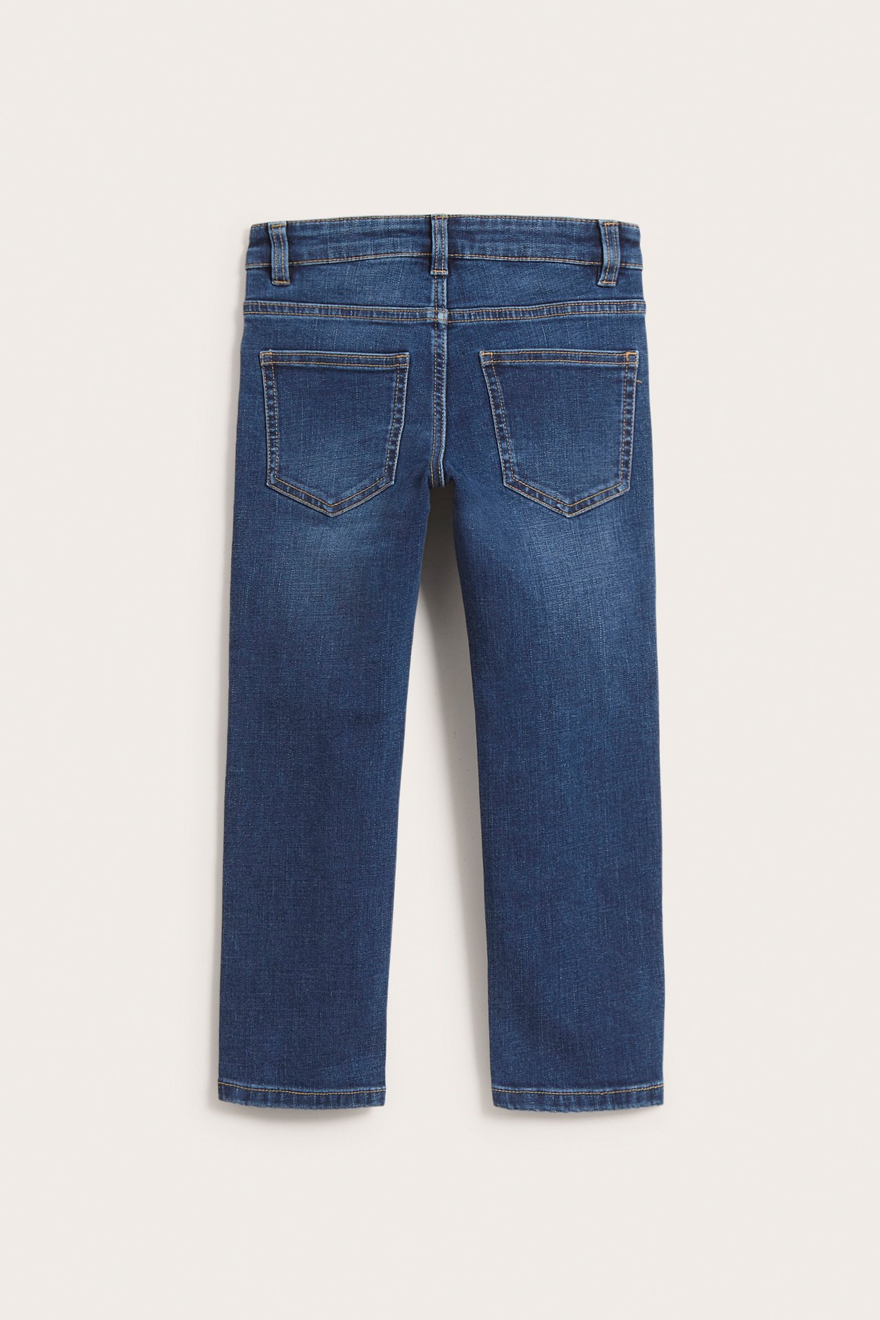 Bakfra: rette denimblå jeans for barn med to baklommer og beltehemper.