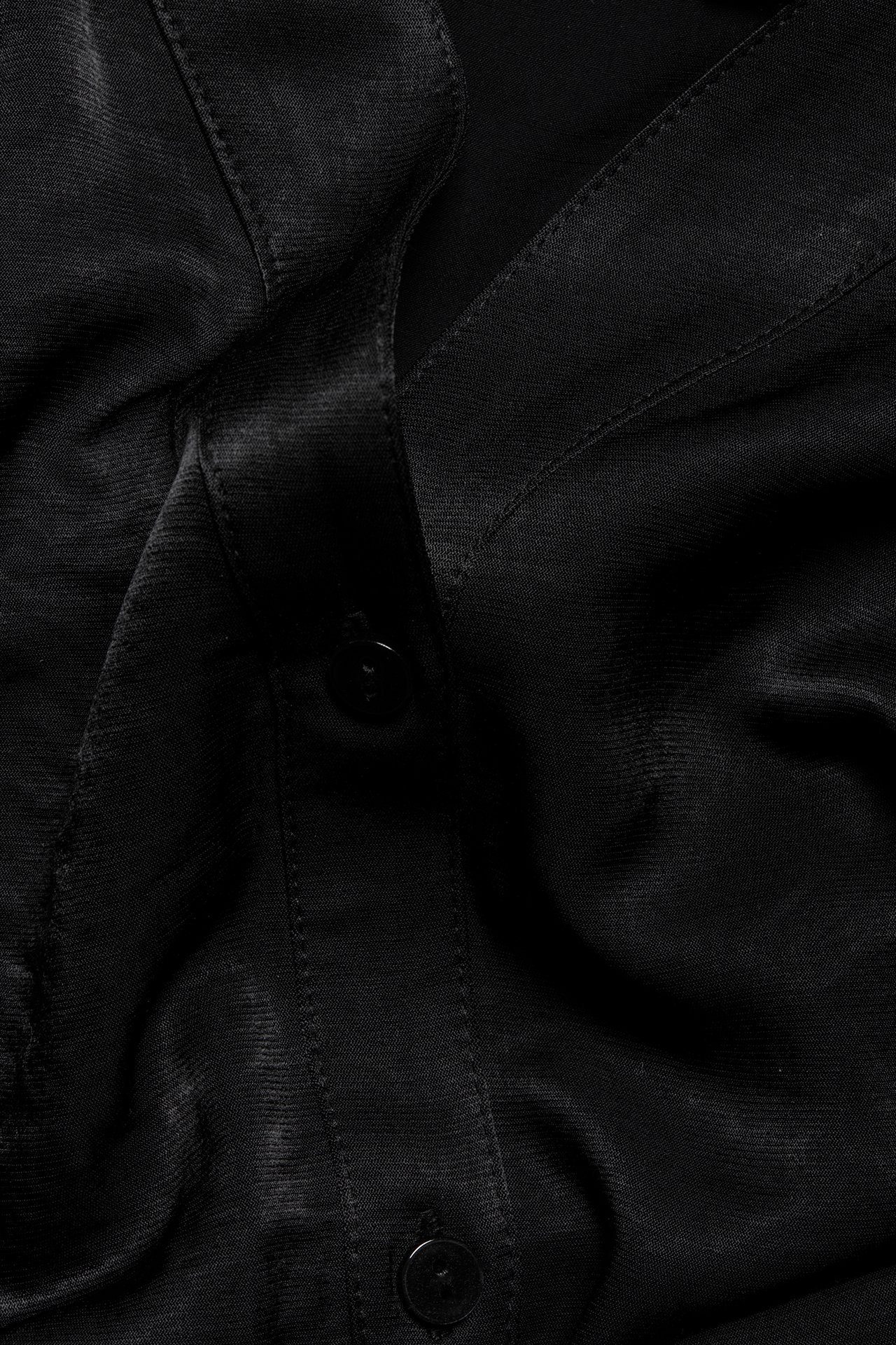 Sukienka koszulowa z satyny - Czarne - 4