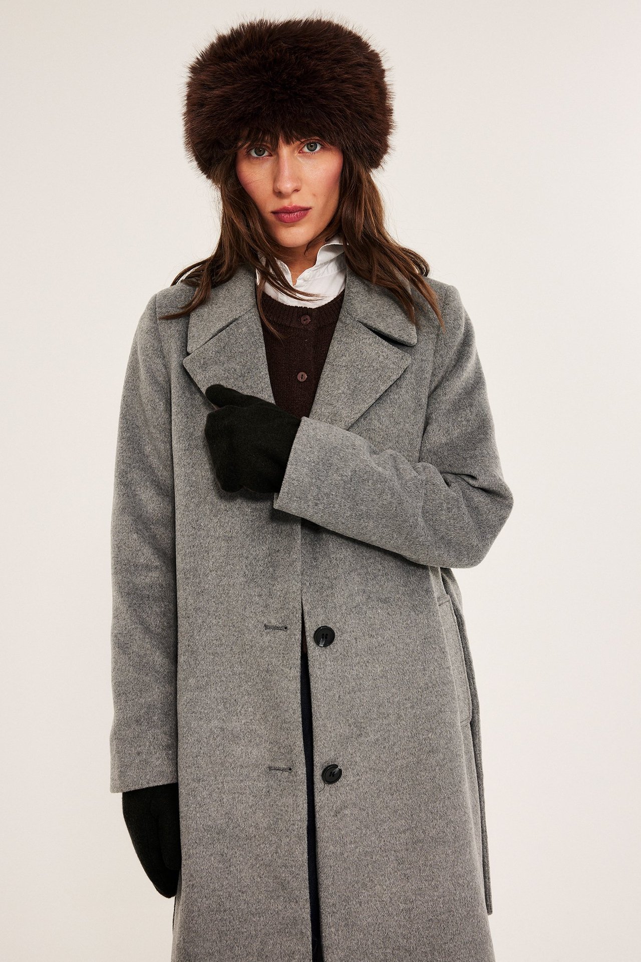 Musta villasekoite käsine teddy-vuorella, naisella, etupuoli.