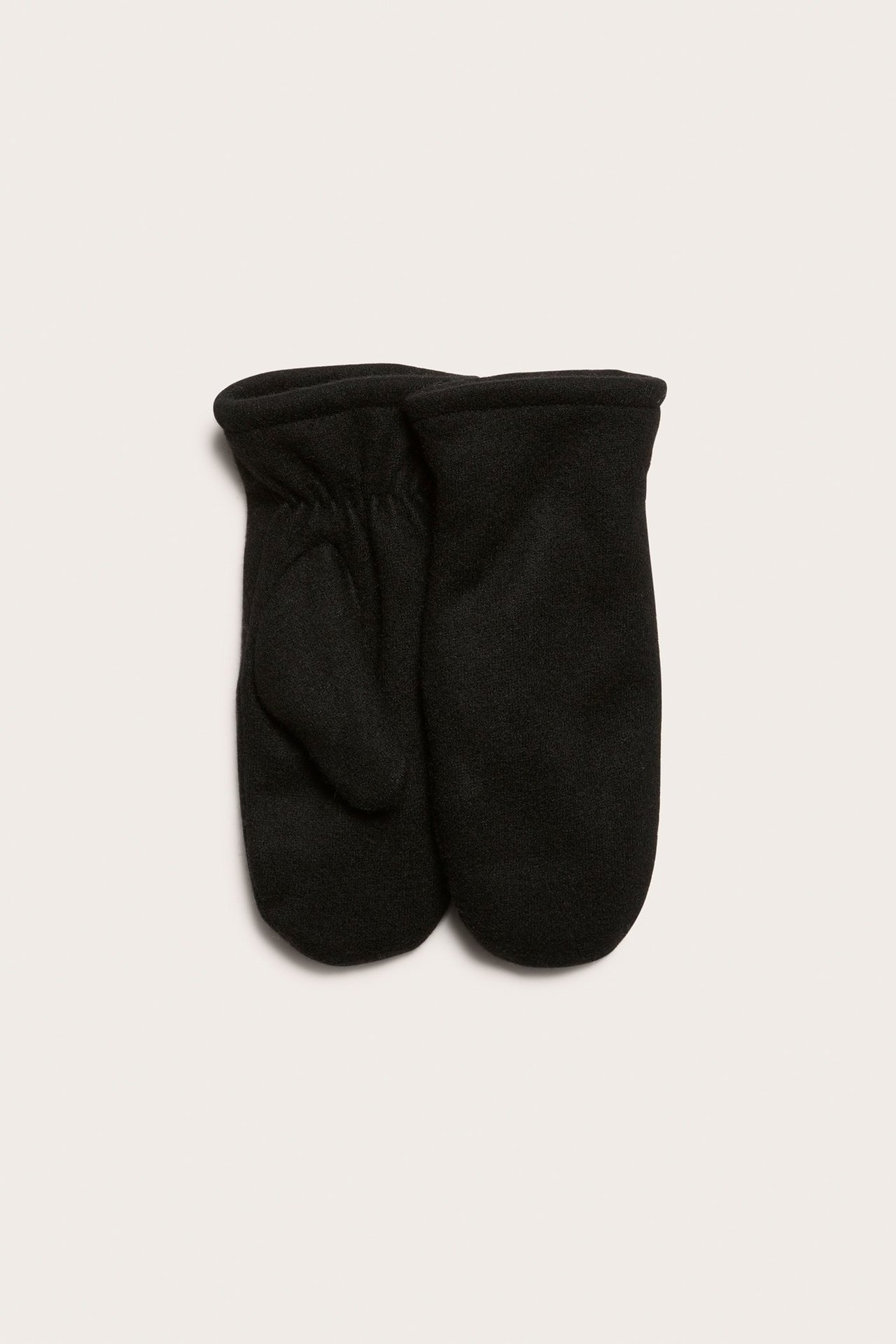 Edestä: mustat villasekoite-lapaset, joissa on joustavat resorit.