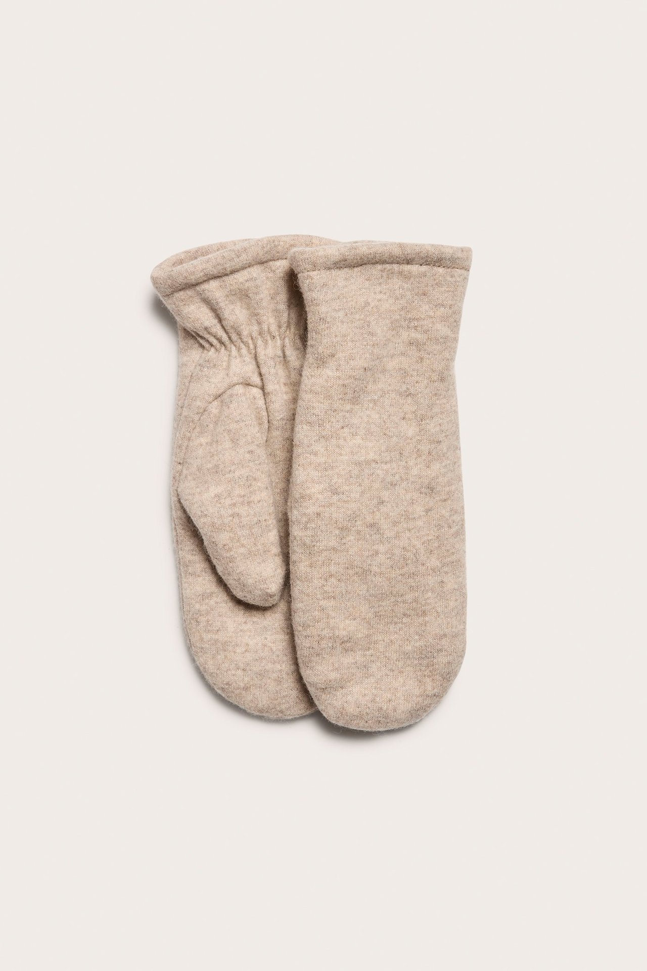 Ylhäältä kuvattu pari yksivärisiä beigemeleerattuja villasekoitemittareita, joissa on rypytetyt resorit.