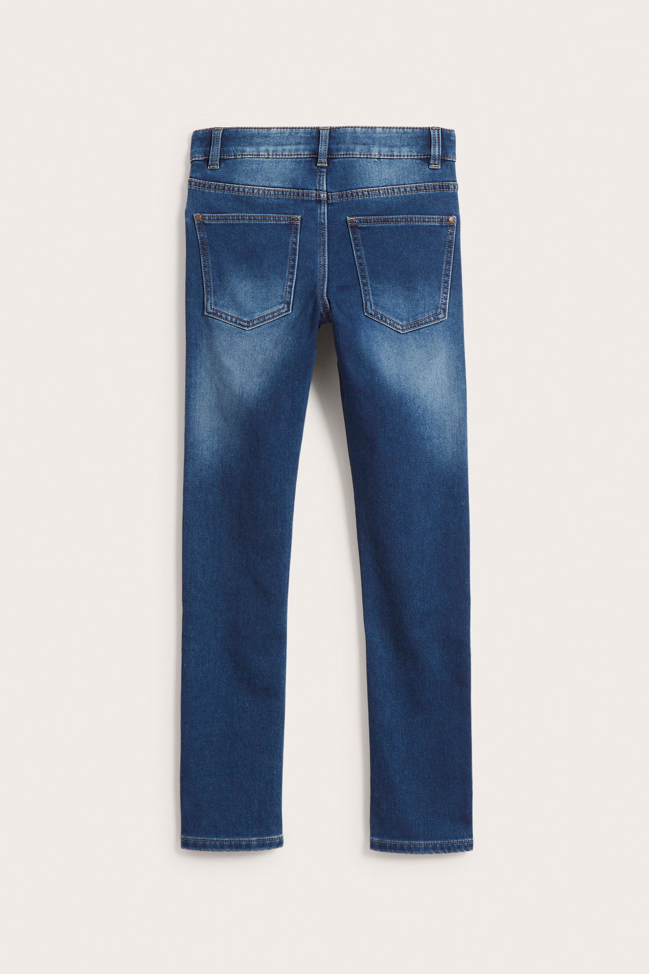 Lasten siniset slim-fit jogger-farkut viidellä taskulla, takaa kuvattuna.