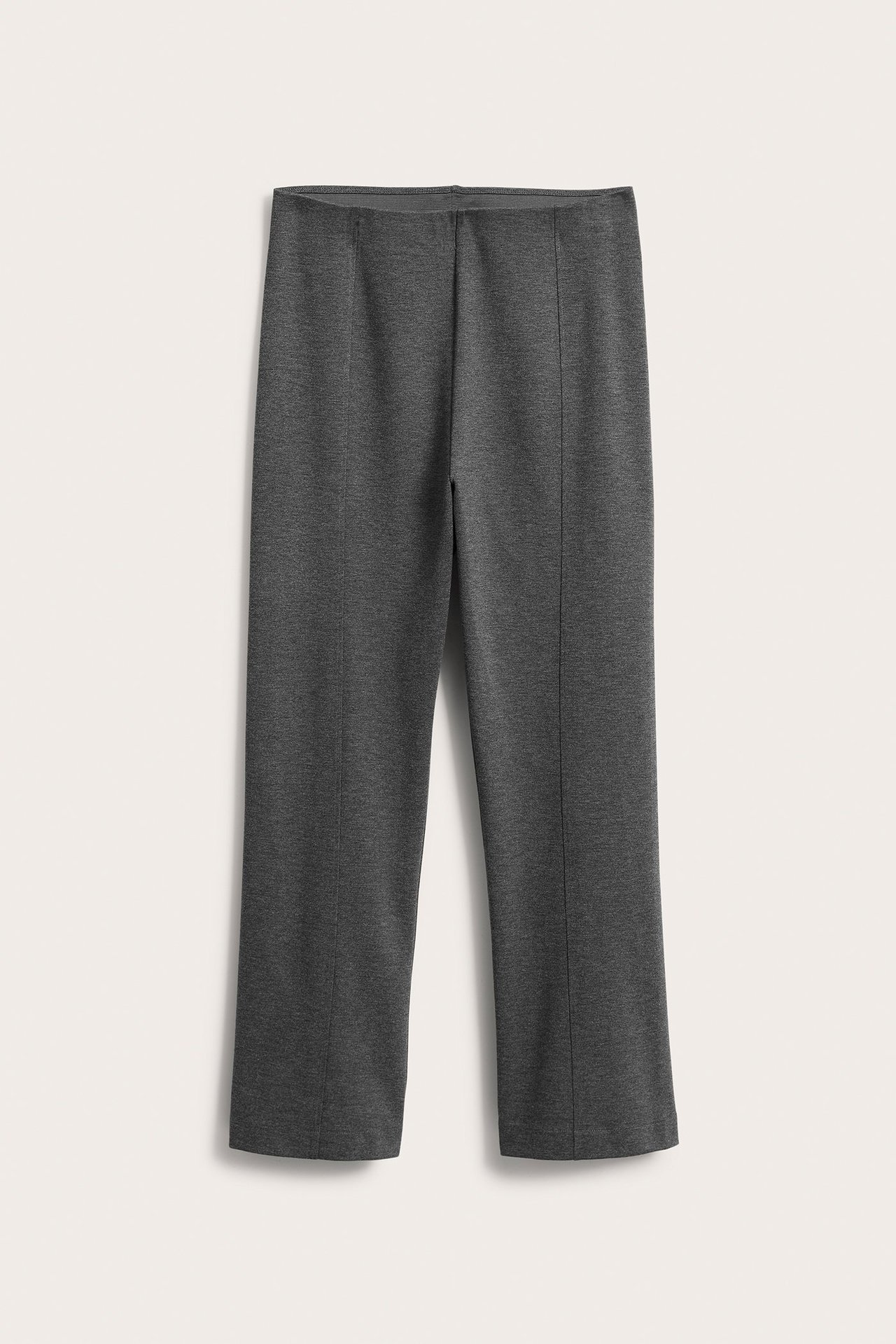 Widok z przodu ciemnoszarych melanżowych spodni dresowych pull-on z rozszerzanymi nogawkami i szwami z przodu.