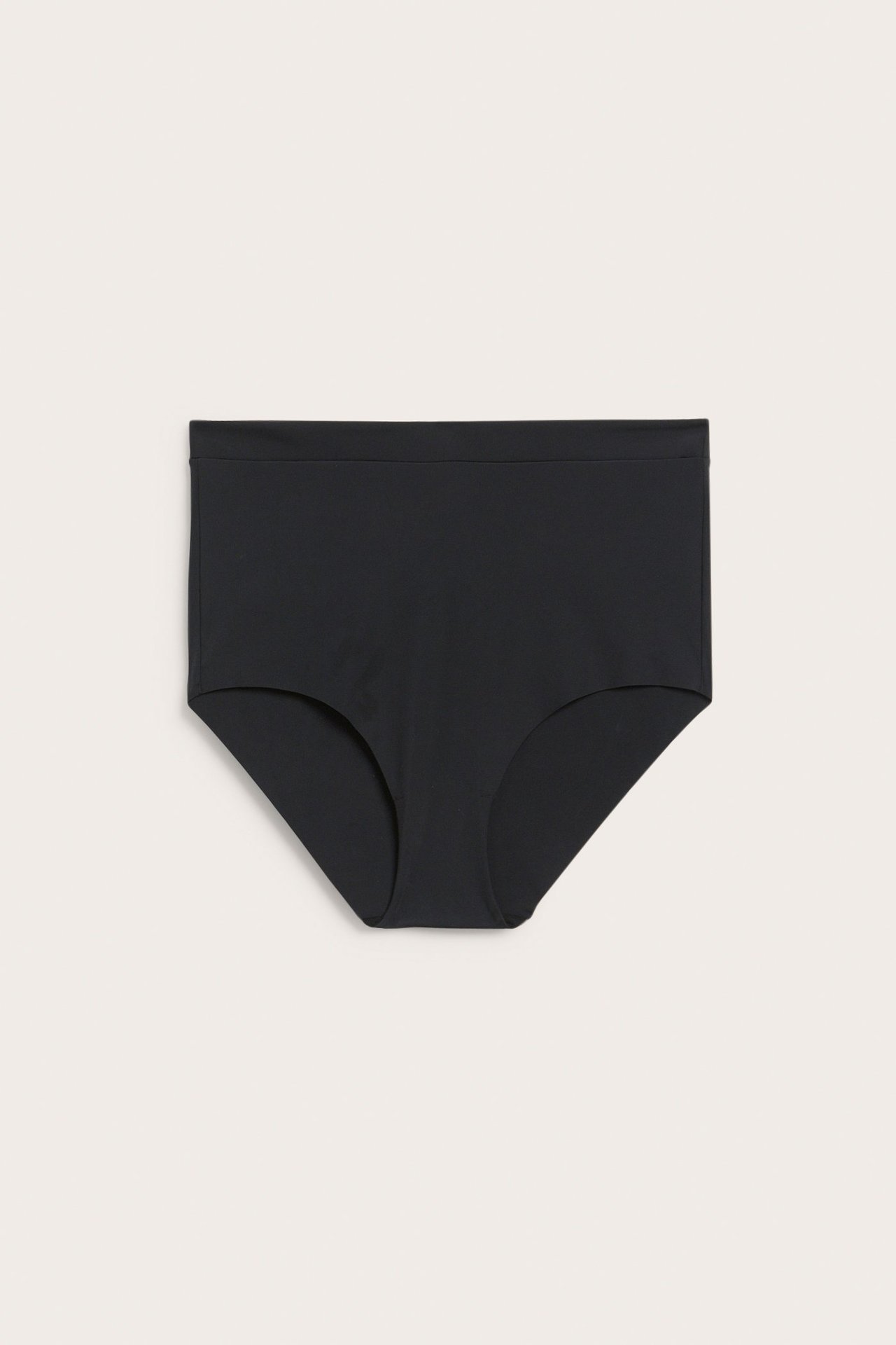 Edestä, yksivärinen musta hipster-alushousu sileästä mikrokankaasta leveällä kuminauhavyötäröllä.