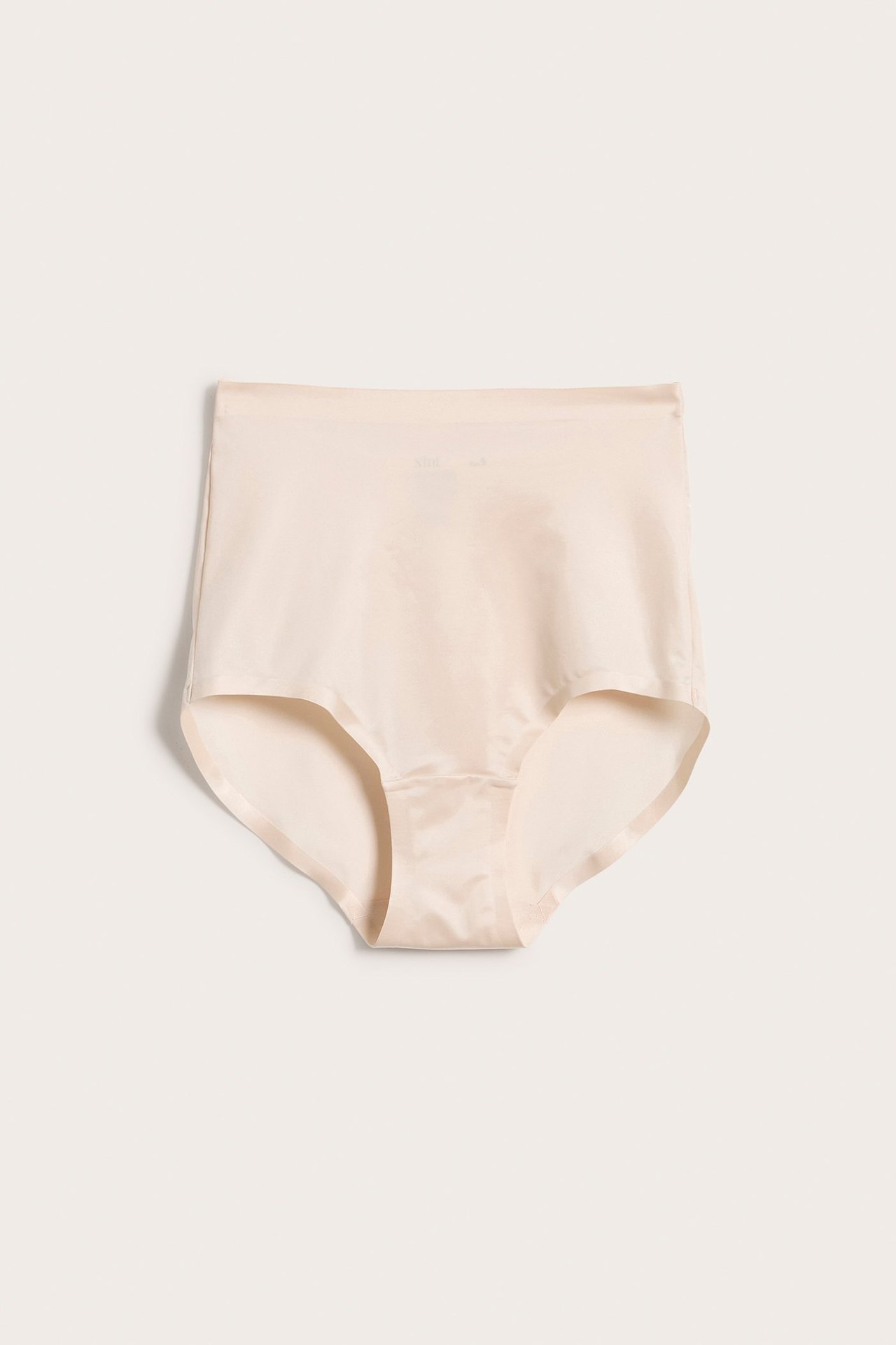 Frontvisning av beige høytlivs shapingtruse i glatt satengmikro med sømløse kanter.