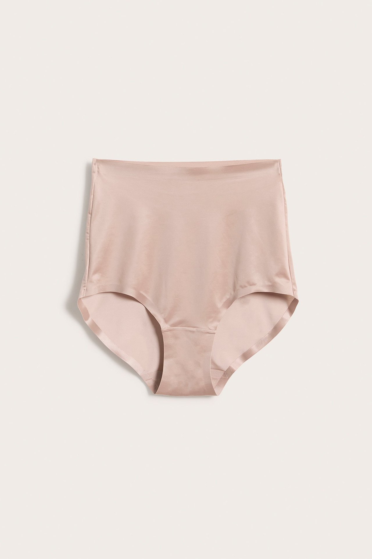 Forfra, høy shapingtruse i rosa satenglignende mikrofiber med sømløse kanter.