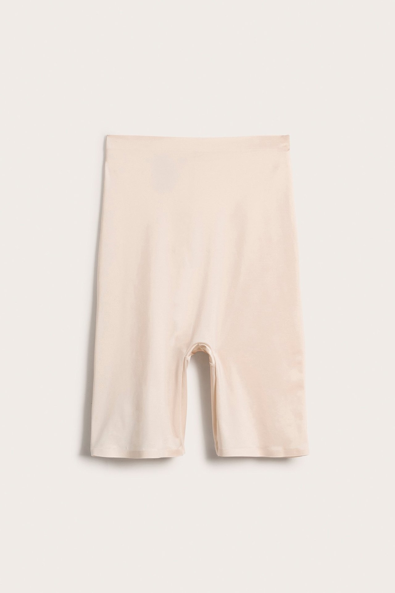 Frontvisning av beige høytlivs shaping-shorts i glatt satinmicro-stoff.
