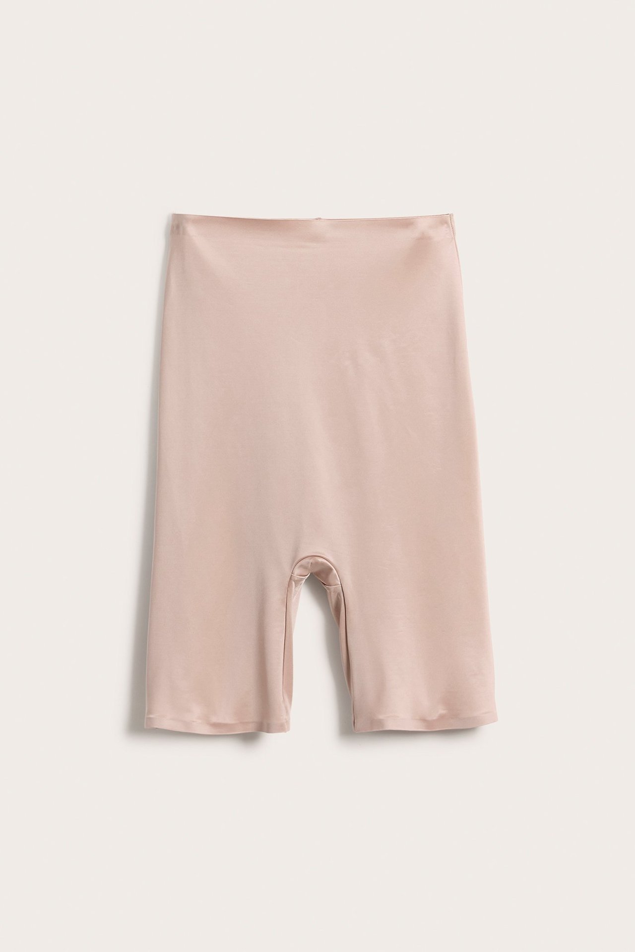 Frontvisning av rosa shapingshorts i satinmicro med høy midje.