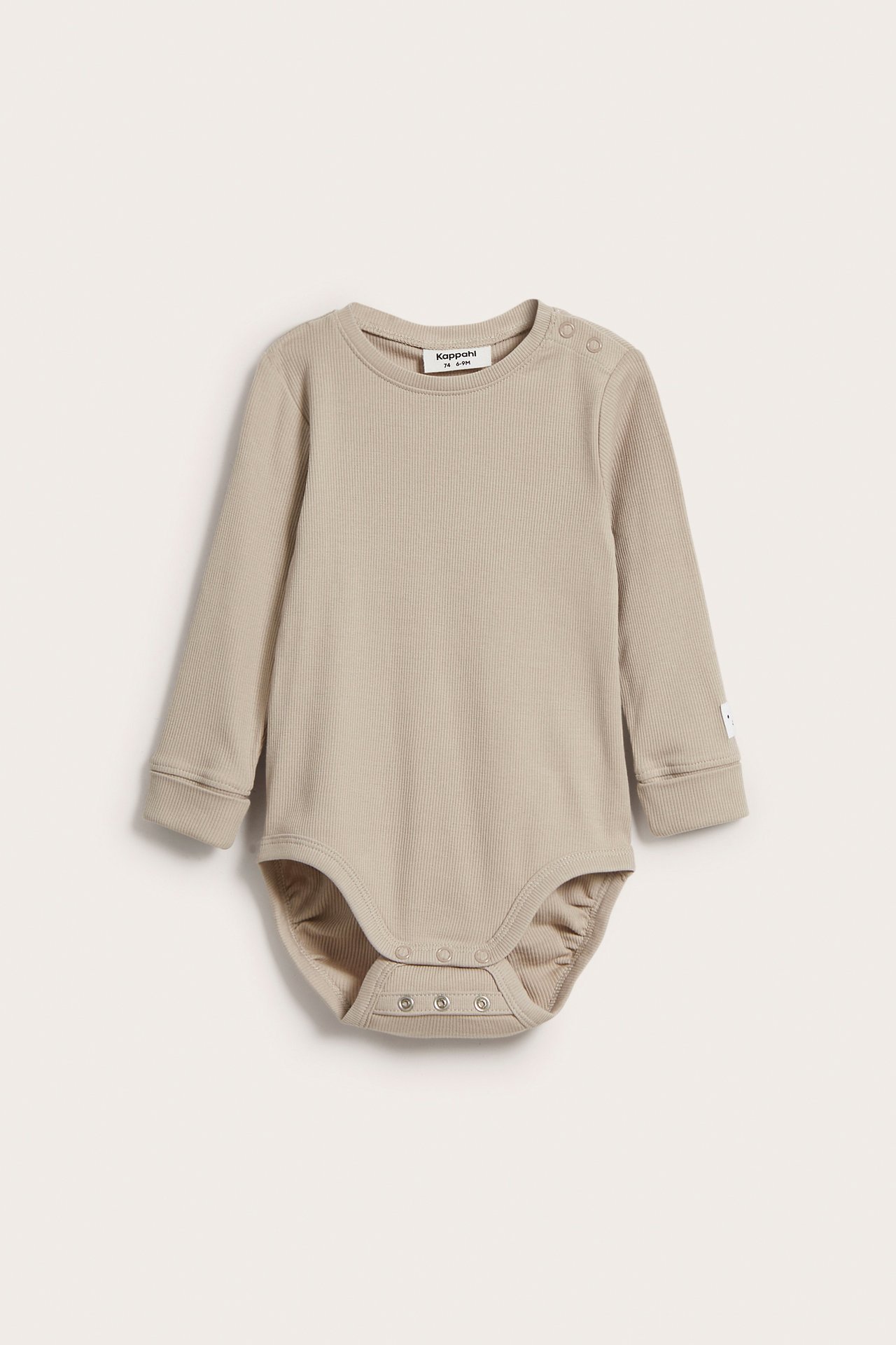 Widok z przodu: Beżowe, prążkowane body niemowlęce z długim rękawem, z zatrzaskami na ramieniu i kroku.