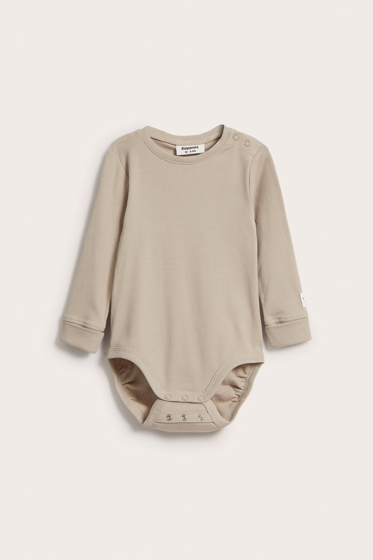 Widok z przodu: Beżowe, prążkowane body niemowlęce z długim rękawem, z zatrzaskami na ramieniu i kroku.