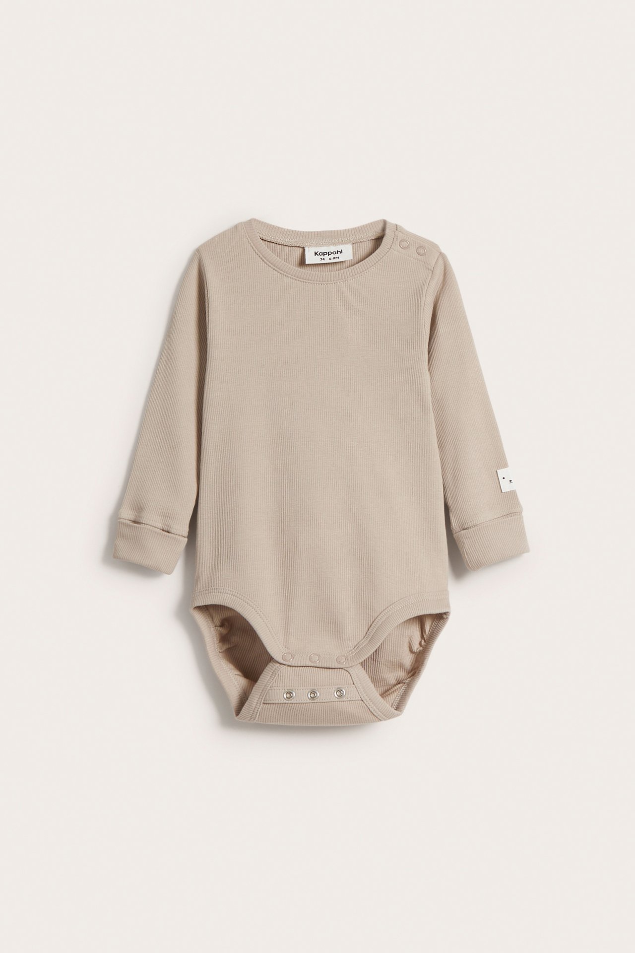 Widok z przodu beżowego prążkowanego body niemowlęcego z długim rękawem, zapinanego na zatrzaski na ramieniu i w kroku.