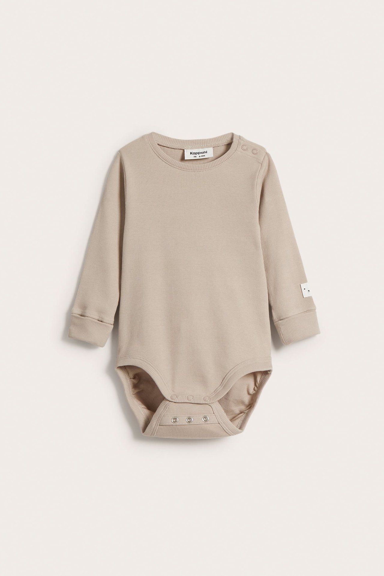 Framsida av en bebis långärmad beige ribbad body med tryckknappar.