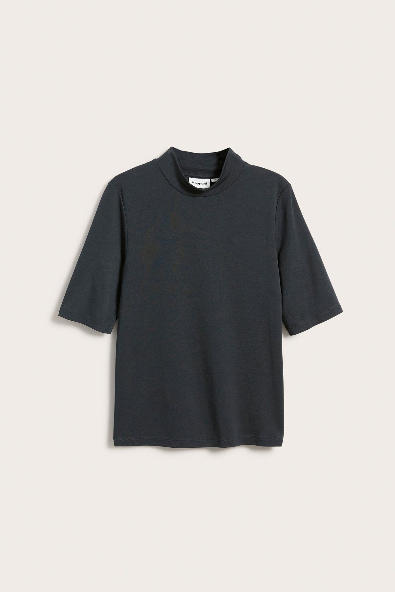 Forfra: ensfarget svart kortermet polotopp i modalblanding.