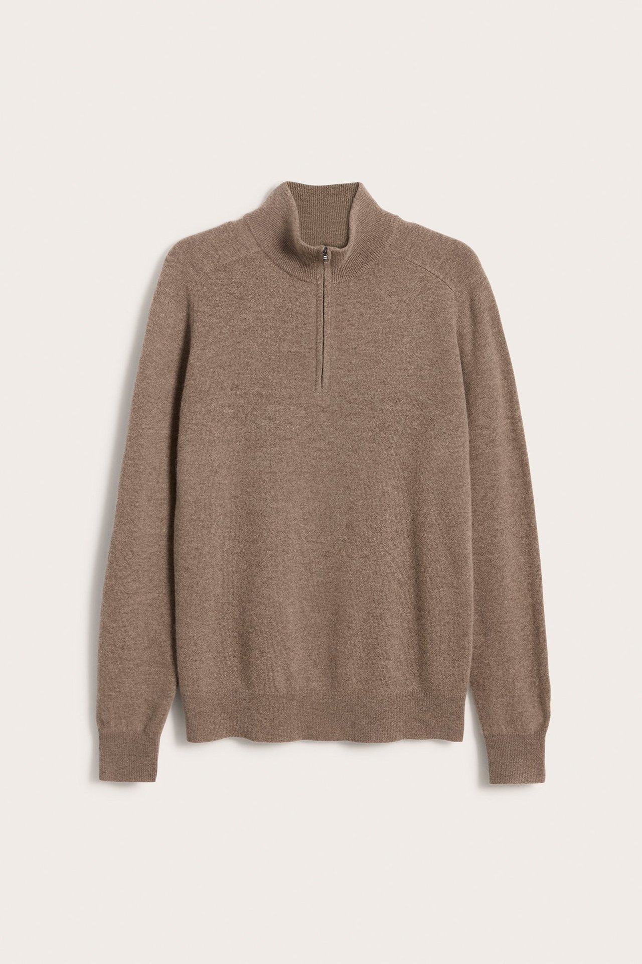 Frontvisning av en melert brun half-zip ullgenser for menn med ribbet krage, mansjetter og nederkant.