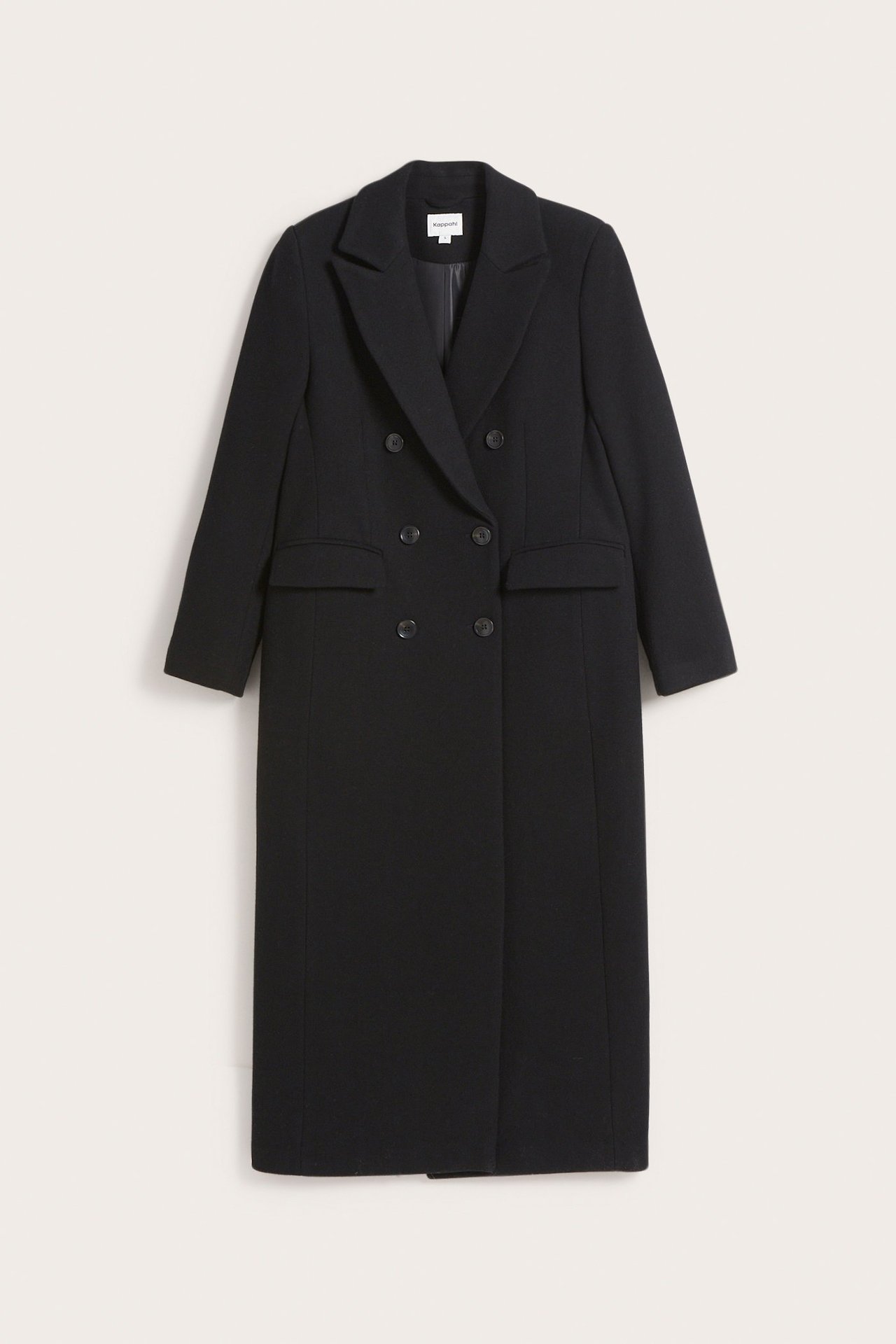 Widok z przodu dopasowanego, długiego czarnego płaszcza dwurzędowego z kołnierzem i dwiema kieszeniami z klapami.