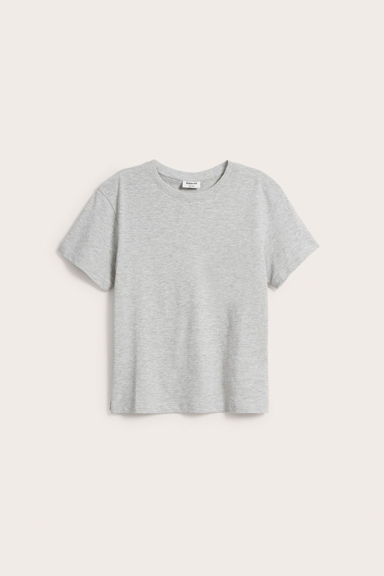 Frontvy av en ljusgrå melerad kortärmad t-shirt med rund hals.