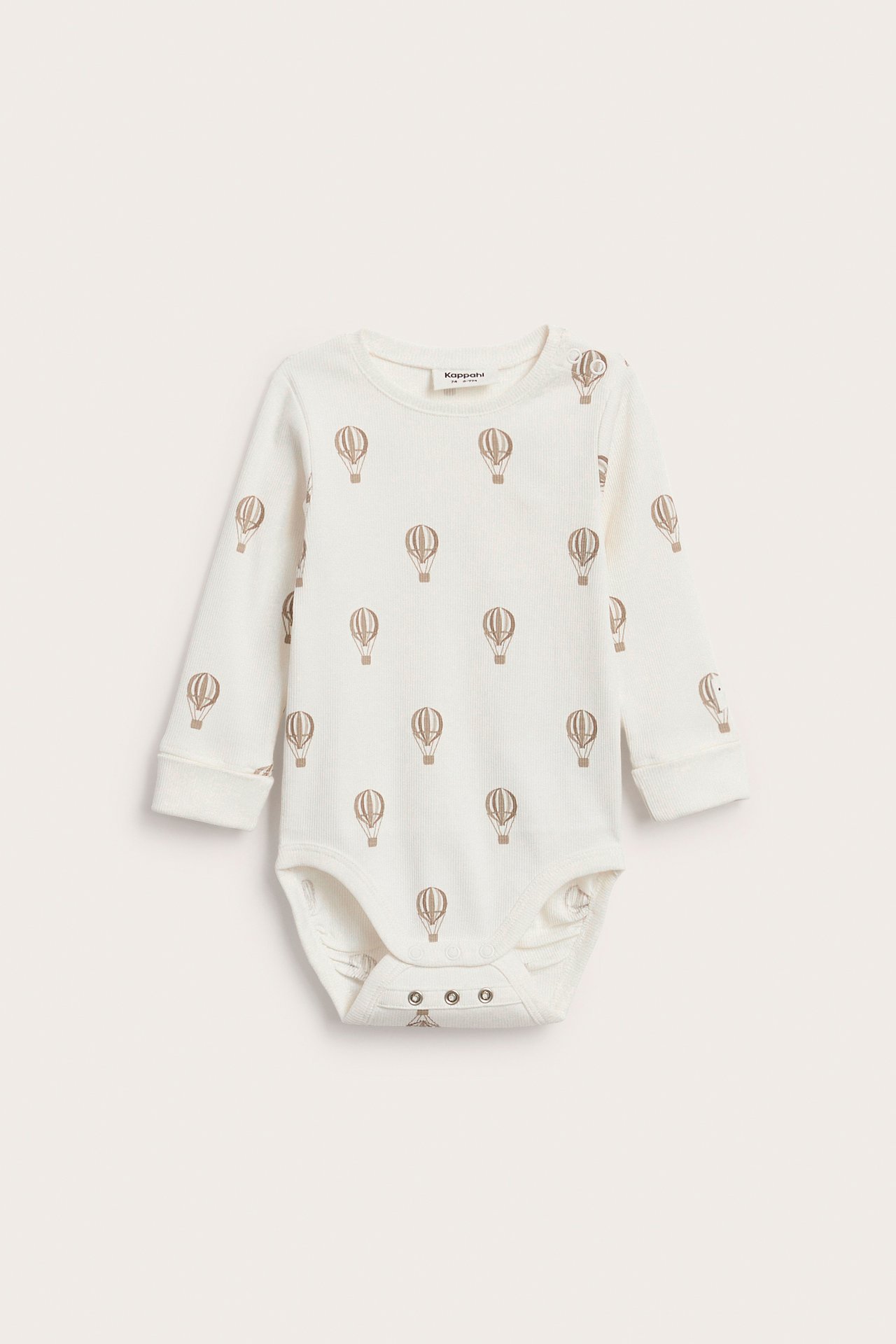 Framifrån, beige ribbad babybody med brunt luftballongsmönster och tryckknappar i grenen.