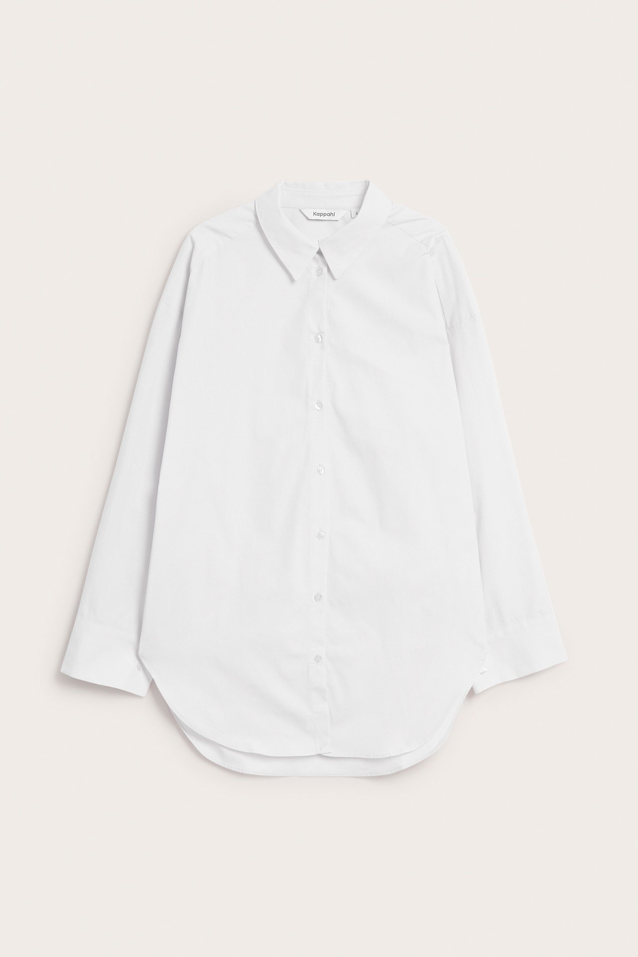Widok z przodu białej, obszernej koszuli z popeliny bawełnianej z klasycznym kołnierzykiem i zapięciem na guziki.