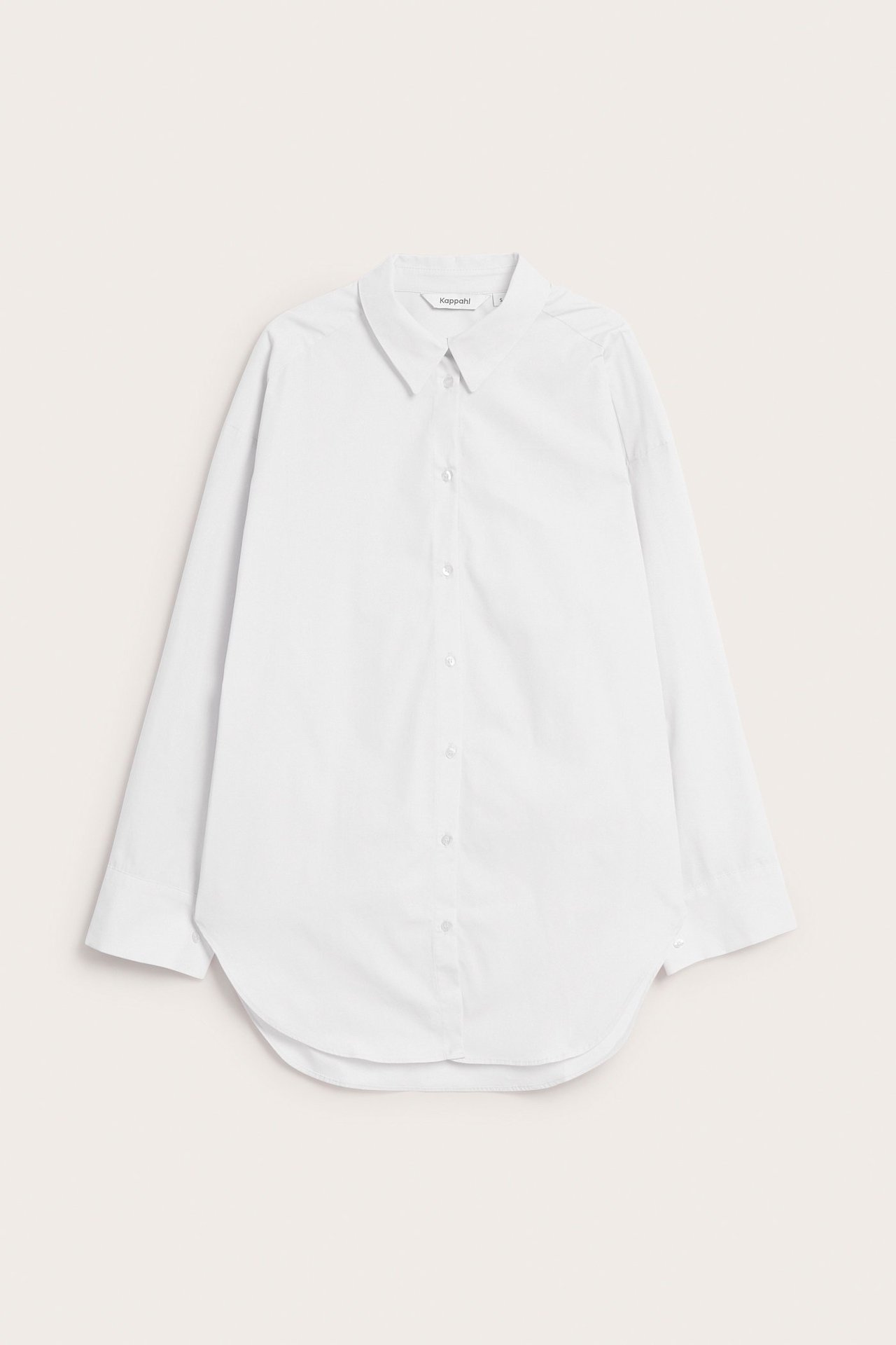 Widok z przodu białej, obszernej koszuli z popeliny bawełnianej z klasycznym kołnierzykiem i zapięciem na guziki.