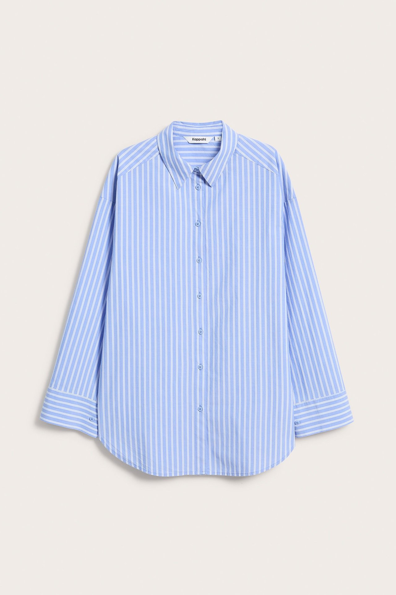 Frontvisning av en oversized blå- og hvitstripet bomullspoplinskjorte med knappelukking og lange ermer.