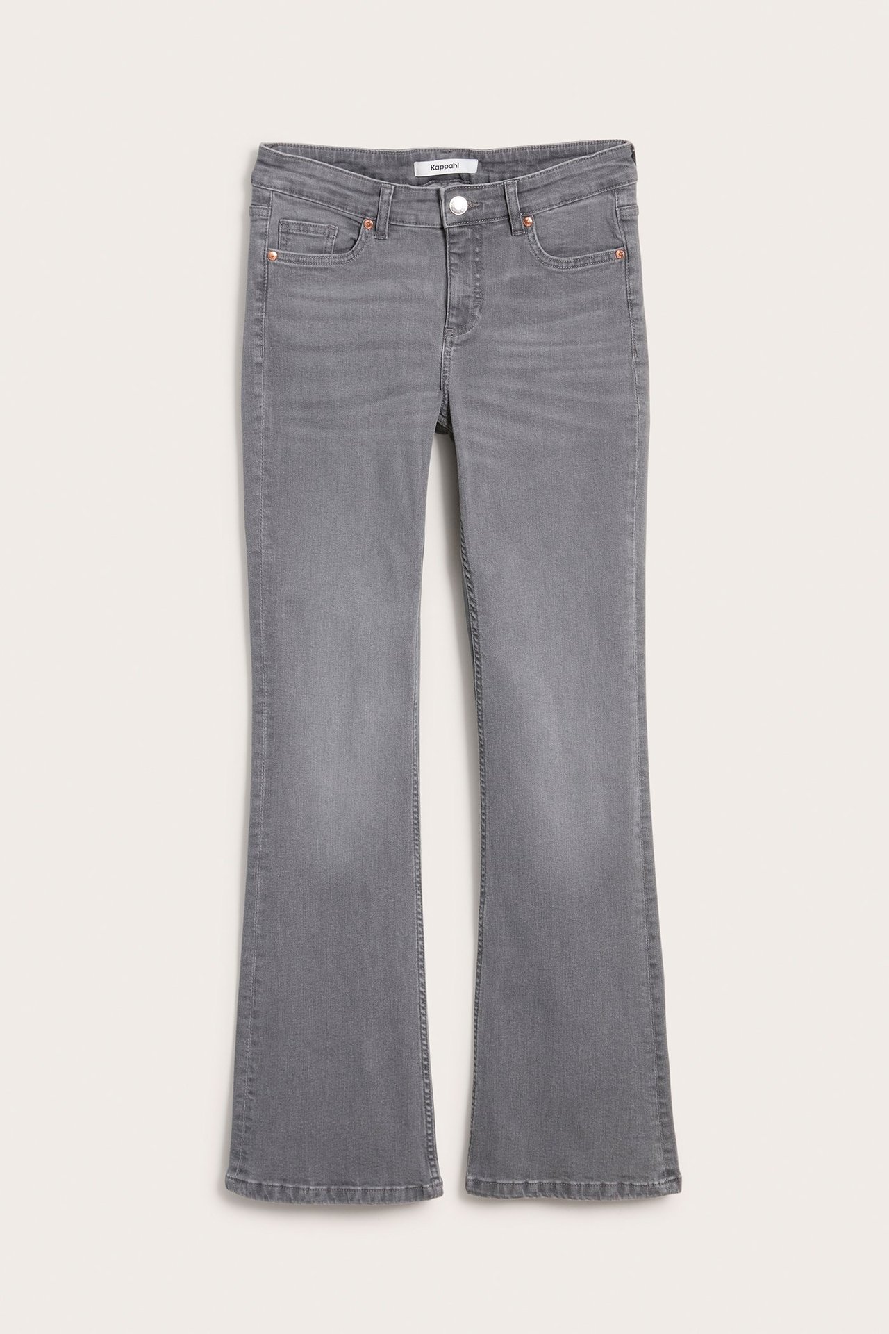 Edestä näkymä naisten matalavyötäröisistä harmaista bootcut-farkuista nappi- ja vetoketjukiinnityksellä.