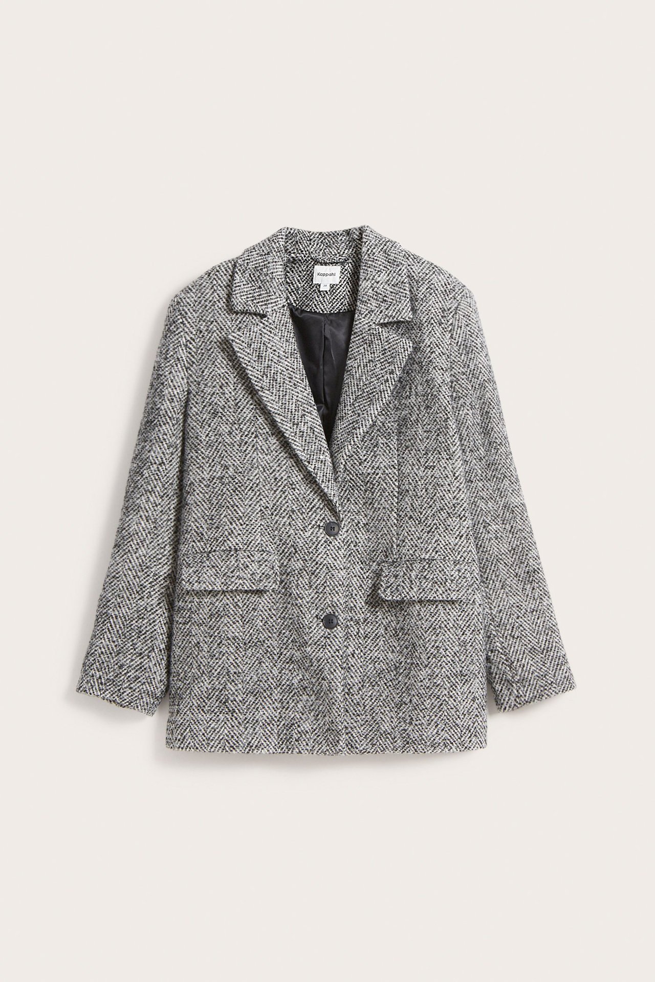 Widok z przodu: damska czarno-biała marynarka tweedowa w jodełkę, z klapami i dwoma ciemnymi guzikami.