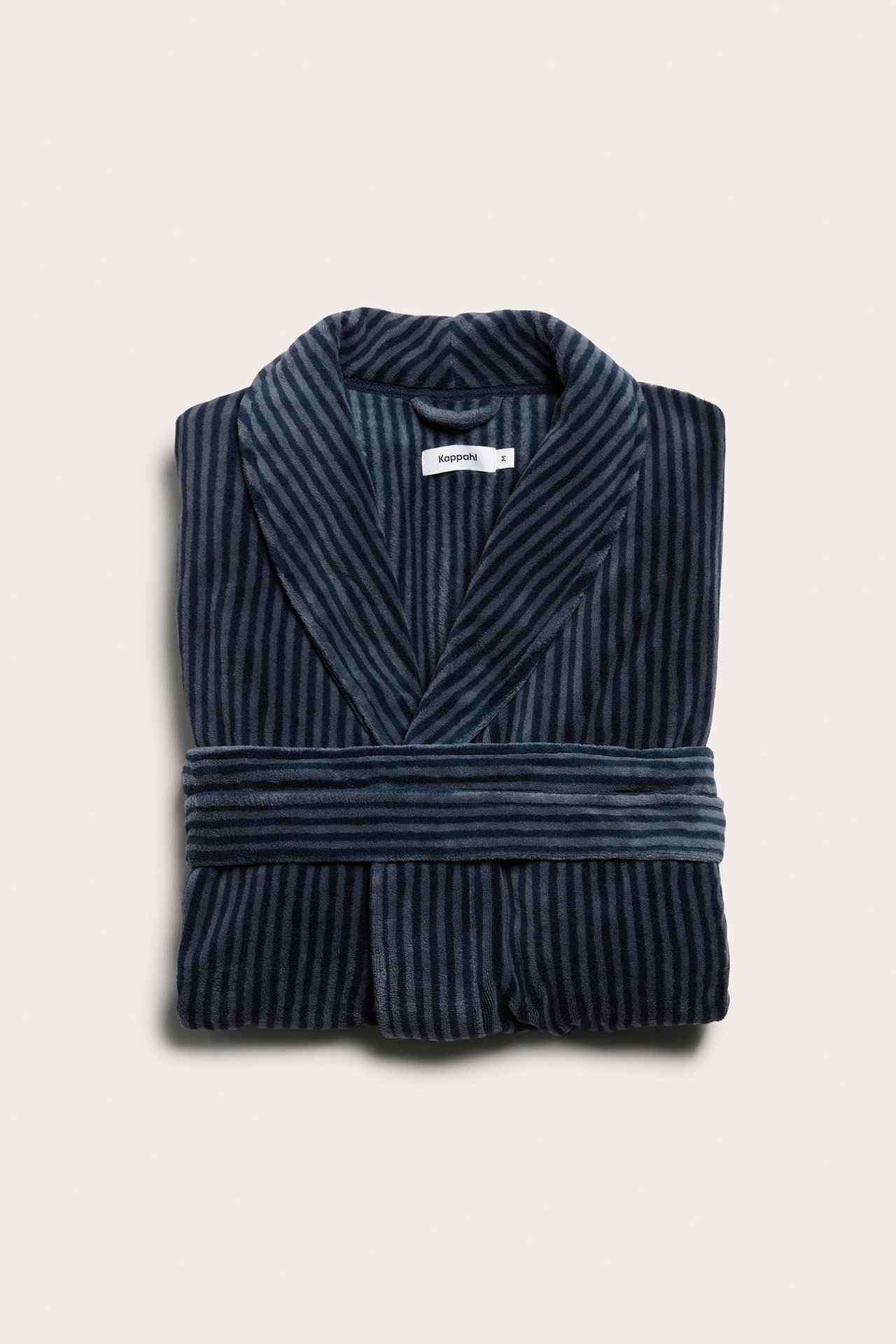 Edestä näkymä taitetusta miesten tummansinisestä raidallisesta fleece-aamutakista, jossa on vyö.