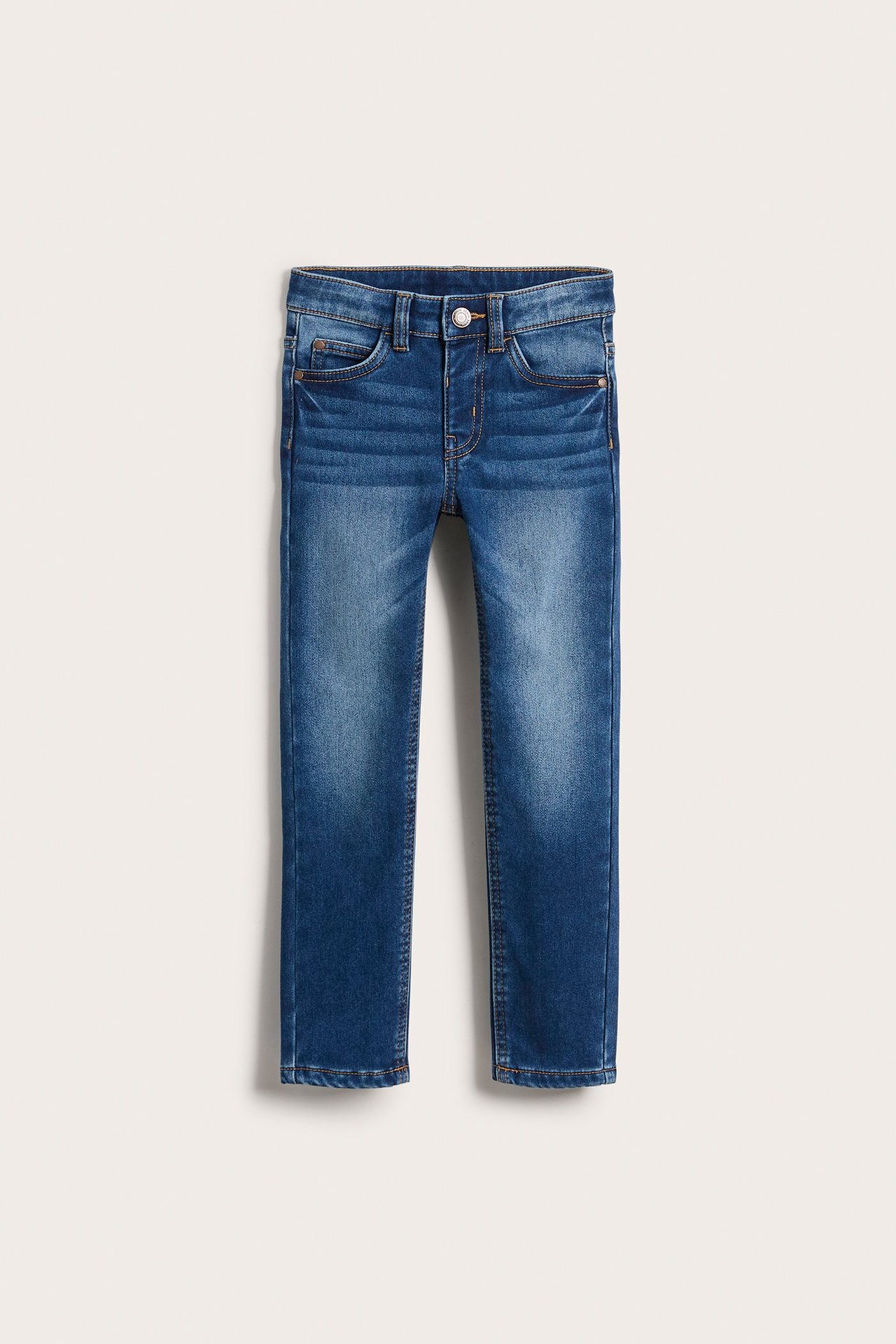Edestä näkymä lasten tummansinisistä slim-fit jogger-farkuista, joissa on nappikiinnitys ja viisi taskua.
