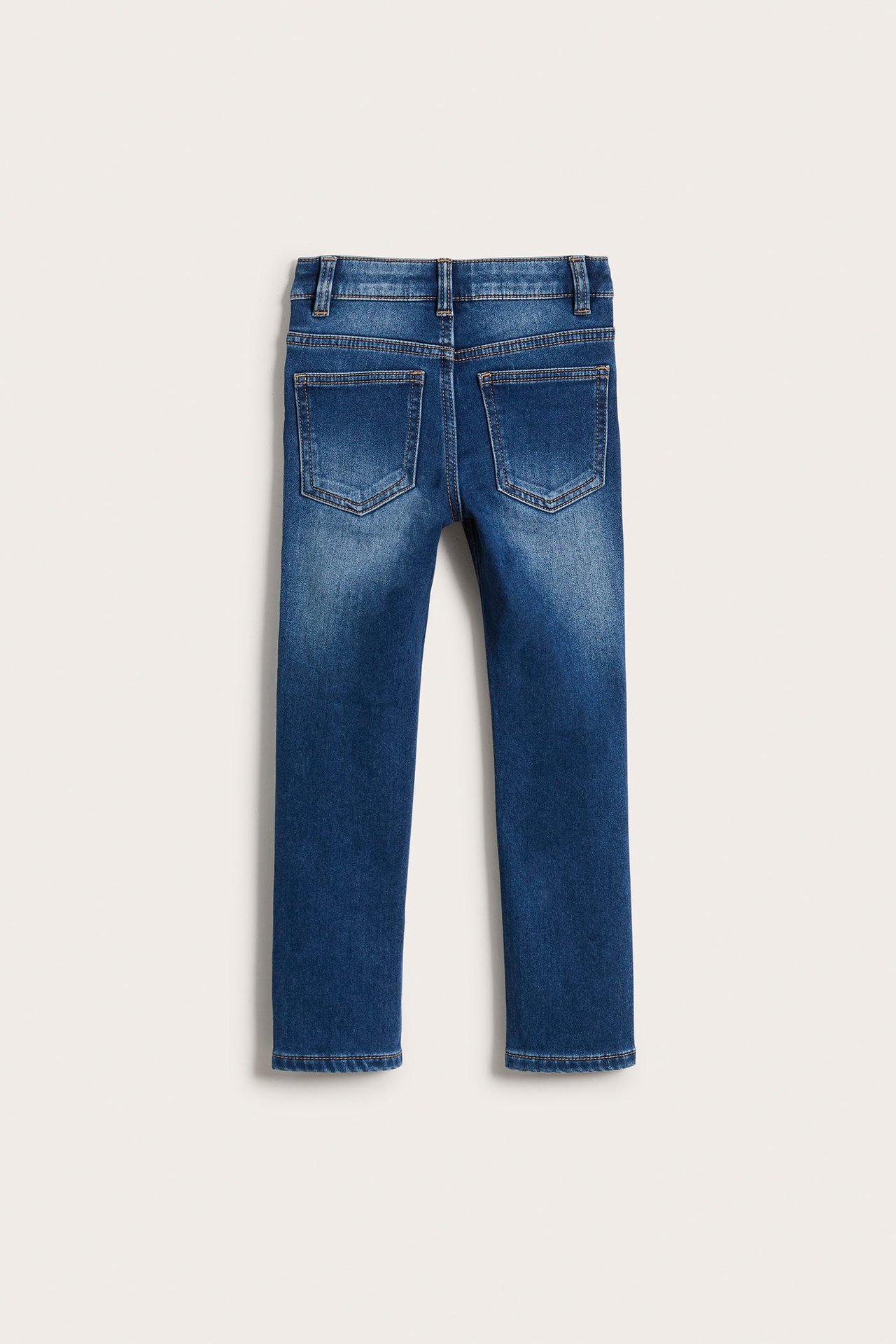Lasten tummat slim-fit joggerfarkut denimistä, takaa nähtynä, näkyvillä takataskuilla.