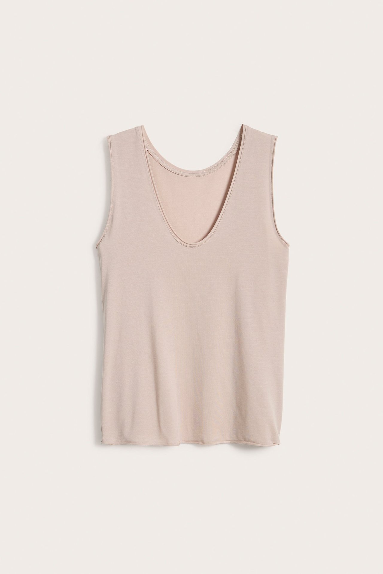 Frontbilde av en ensfarget beige lyocell-topp med vendbar v-hals og rund hals.
