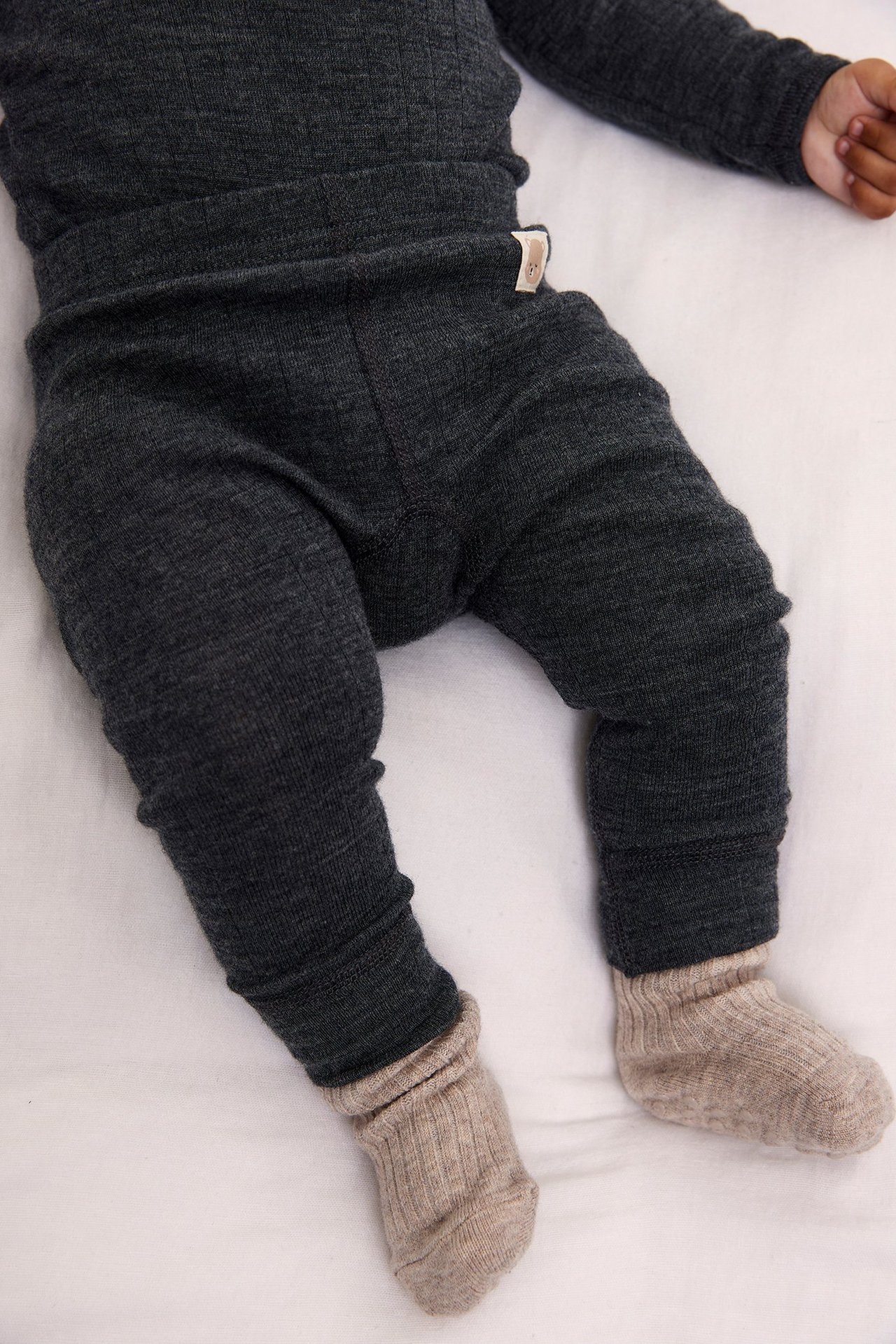 Ribbestrikket leggings i ull baby